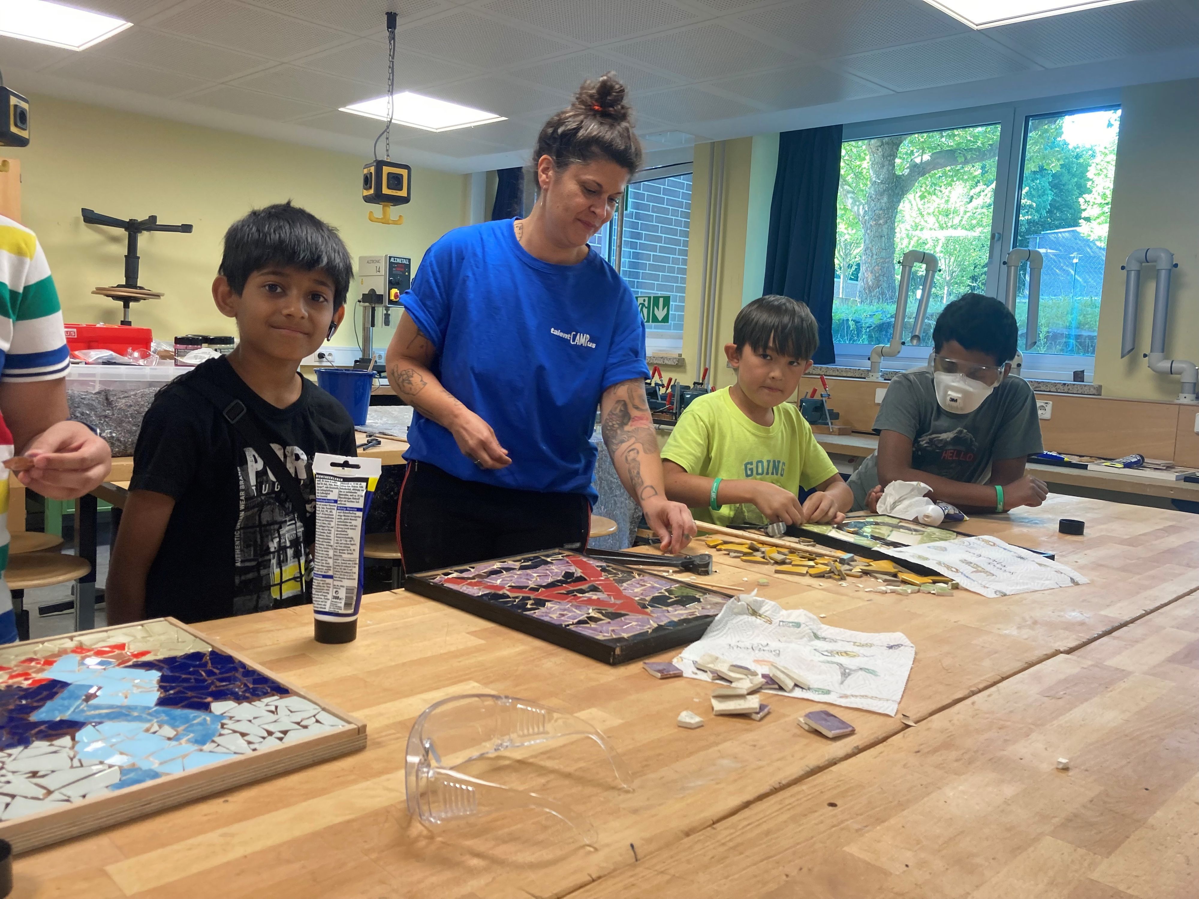 Mosaik-Künstlerin Bea Forner beim Talentcampus.