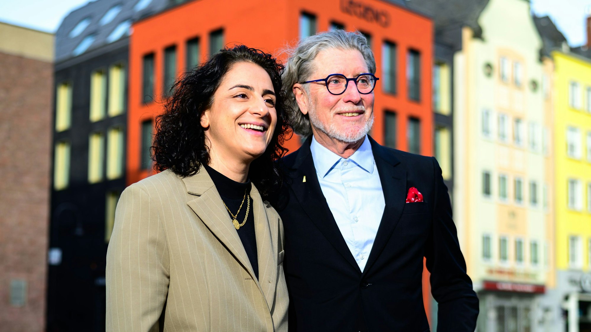 Tugba Tekkal und Toni Schumacher stehen nebeneinander.