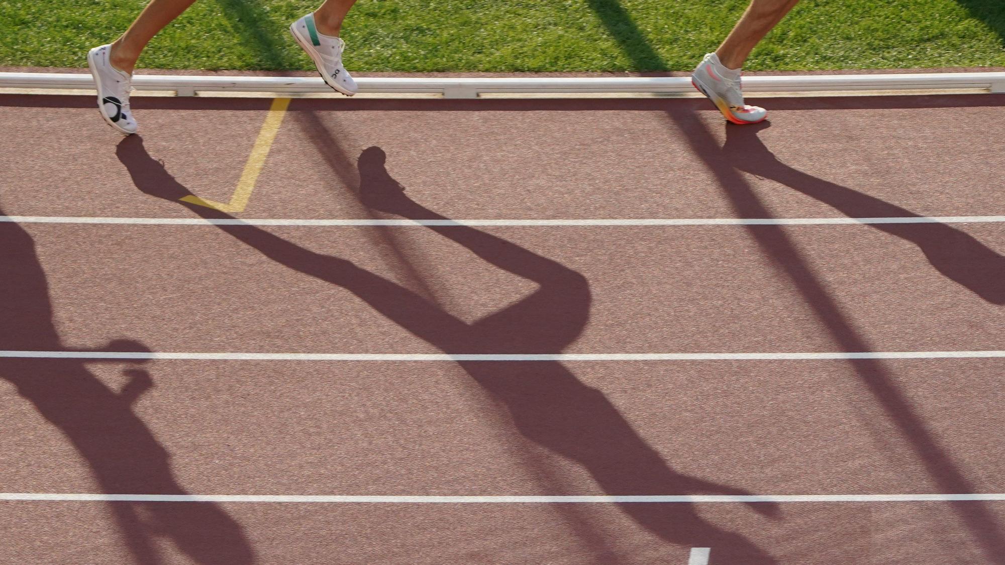 ARCHIV - 20.08.2023, Ungarn, Budapest: Leichtathletik: Weltmeisterschaft, 1500 m, Halbfinale, Männer, im Nationalen Leichtathletikzentrum