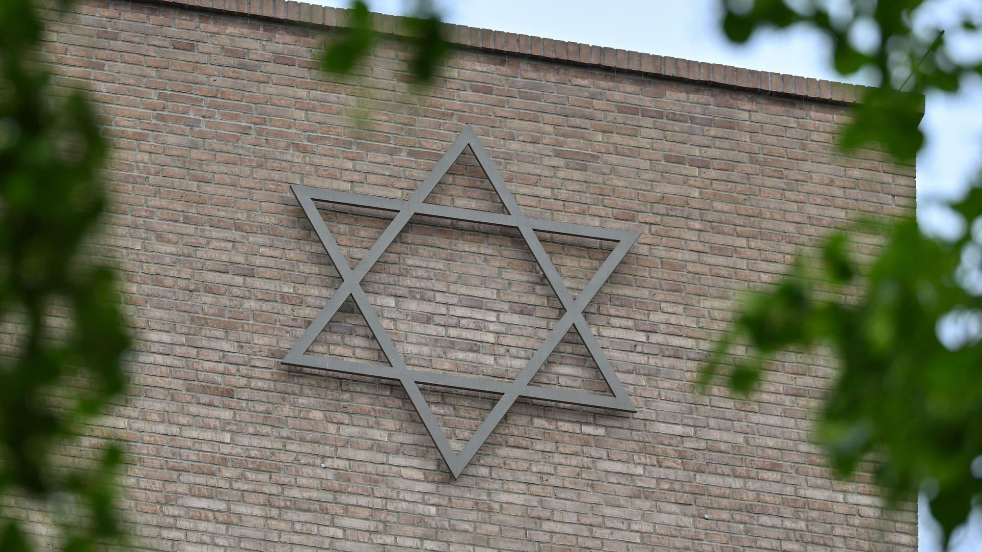 Ein Davidstern ist am Gebäude des neuen Synagogenzentrums Potsdam zu sehen.