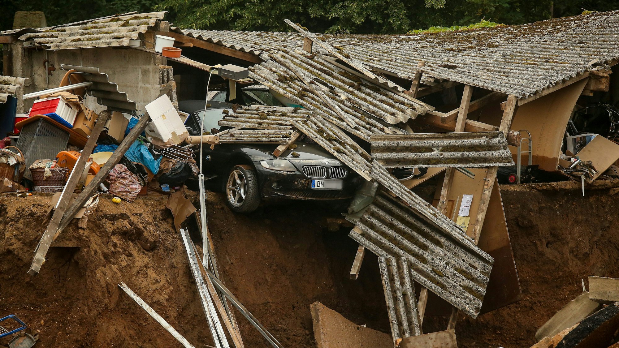 Trümmer eingestürzter Häuser liegen im Ortsteil Blessem.