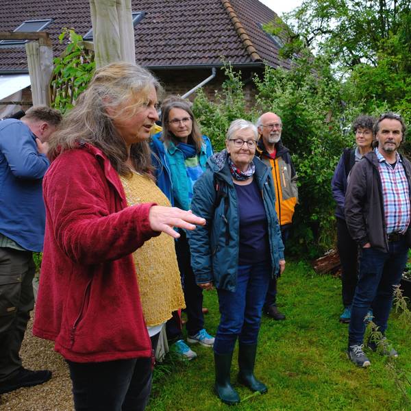 Sonja König (l.) führt eine Besuchergruppe durch ihren Naturgarten.