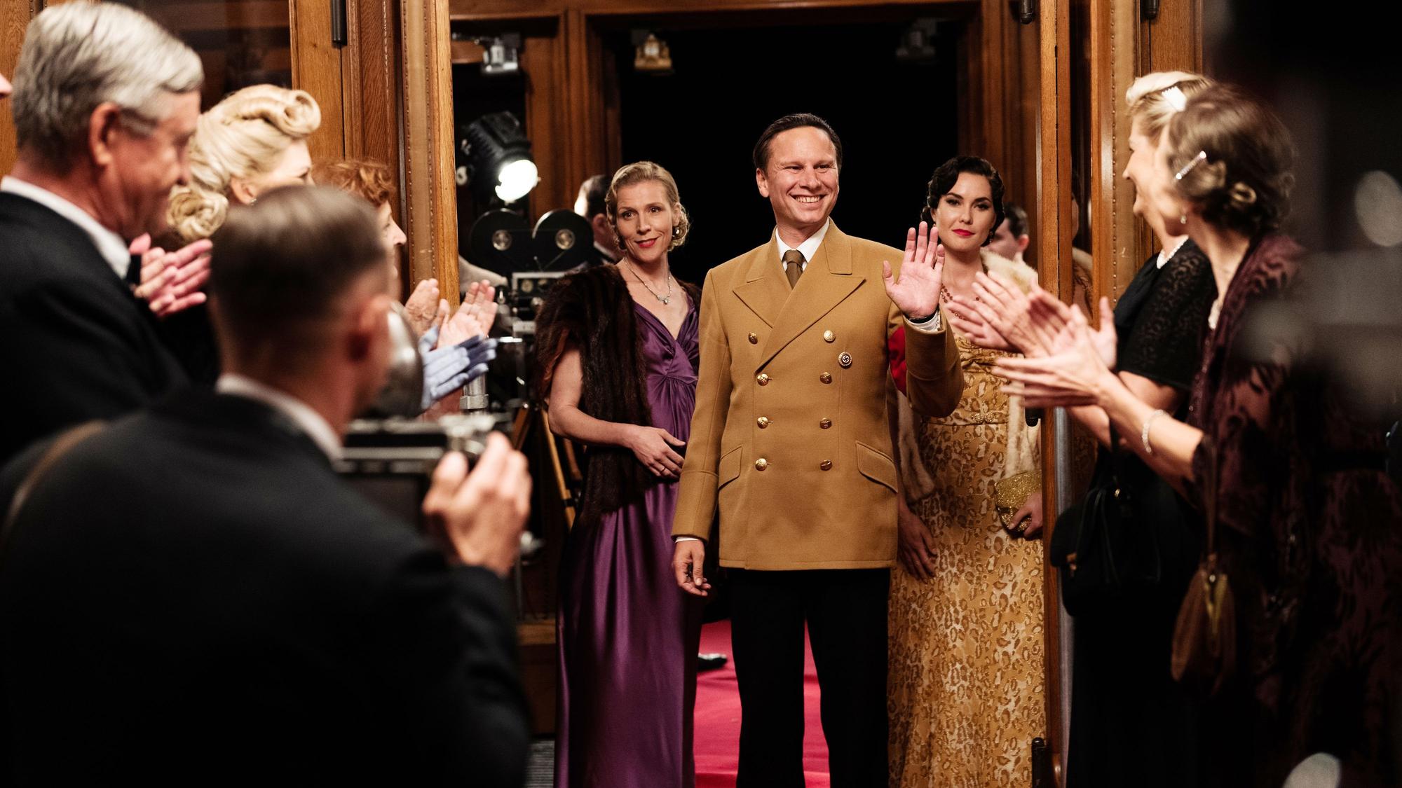 Ein Portrait aus der Täterperspektive: Magda Goebbels (Franziska Weisz), Joseph Goebbels (Robert Stadlober) und Lida Baarova (Katja Fellin) bei einer Filmpremiere.