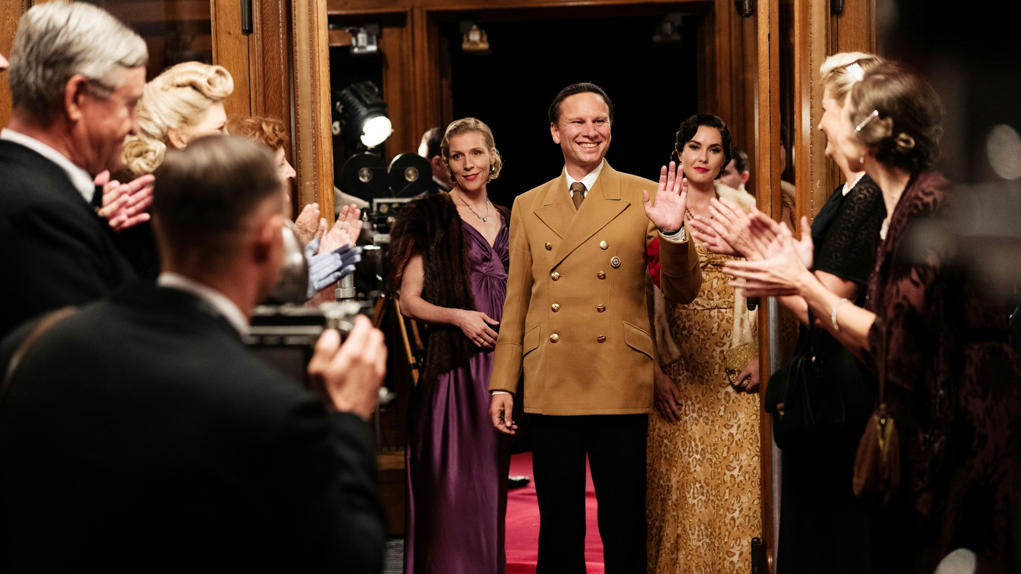 Ein Portrait aus der Täterperspektive: Magda Goebbels (Franziska Weisz), Joseph Goebbels (Robert Stadlober) und Lida Baarova (Katja Fellin) bei einer Filmpremiere.