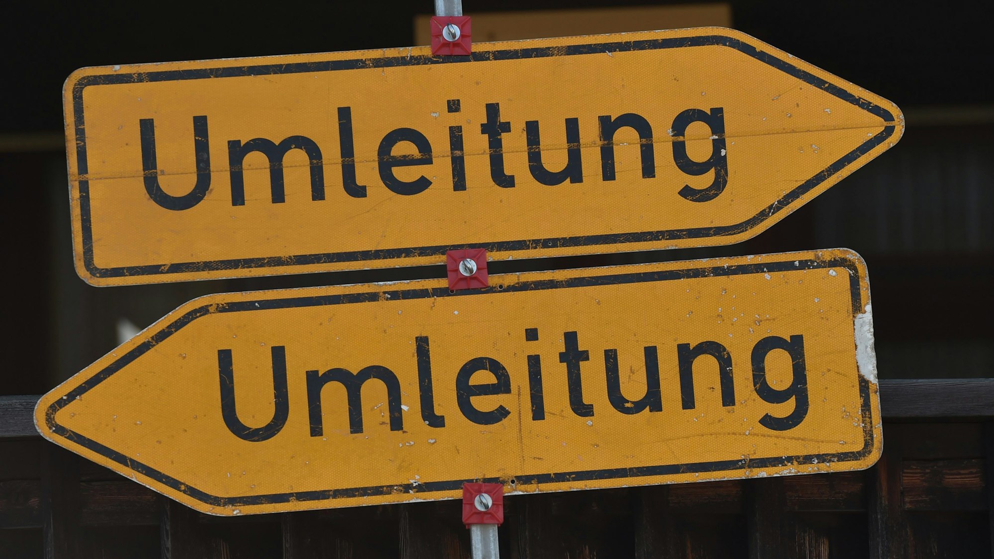 Zwei Schilder mit dem Schriftzug „Umleitung“ auf gelbem Hintergrund.