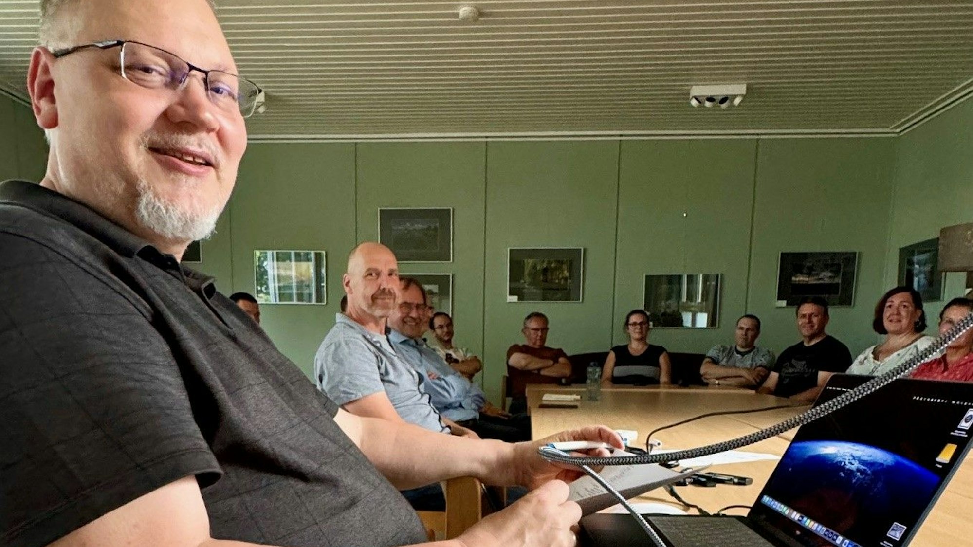 Der Vorsitzende des Fotoclub Wachtberg, Marcus Westen (l.), in der kritischen Runde.