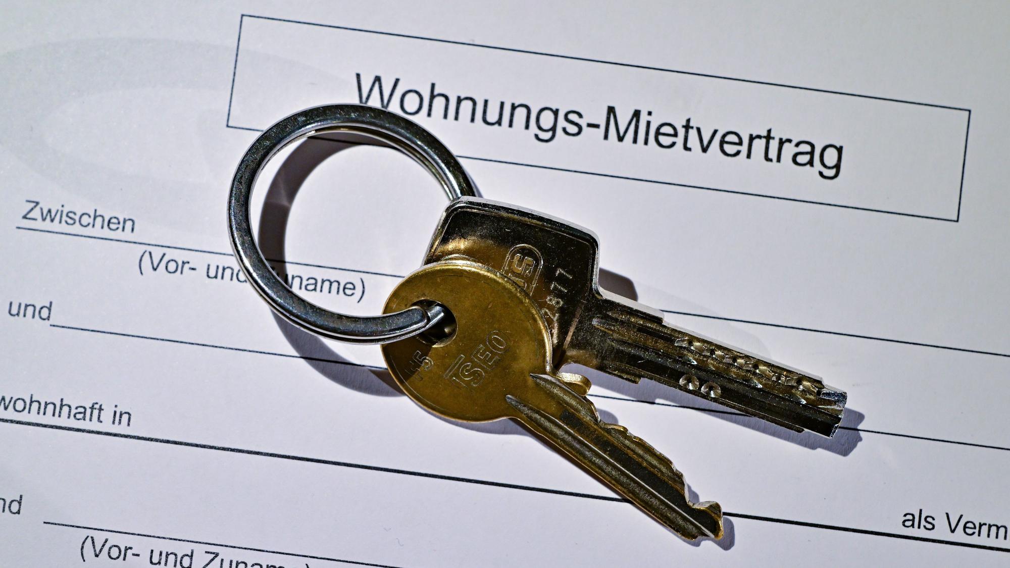 Ein Schlüssel liegt auf einem Wohnungs-Mietvertrag.