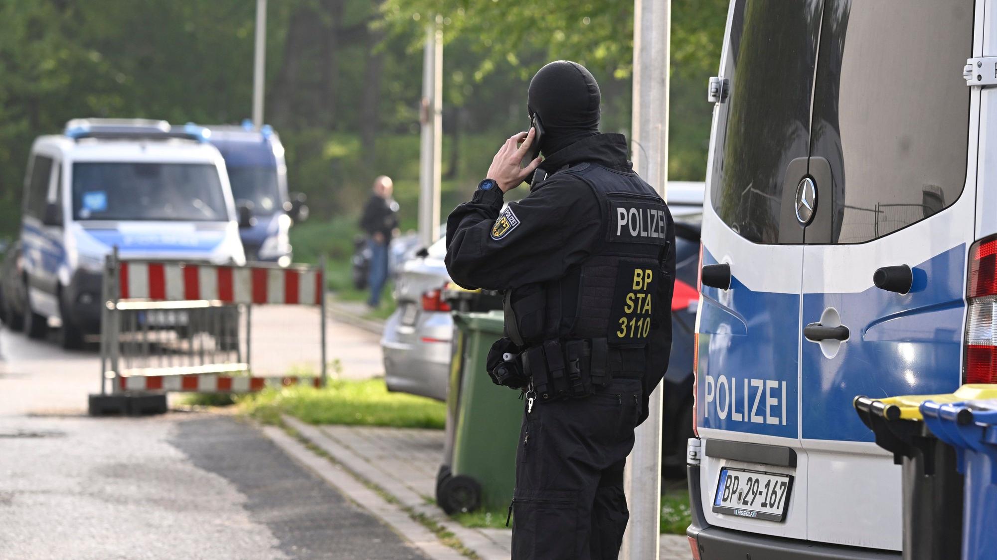 Düren: Polizisten durchsuchen Wohnungen und Häuser im Rahmen einer Razzia gegen Schleuserkriminalität.