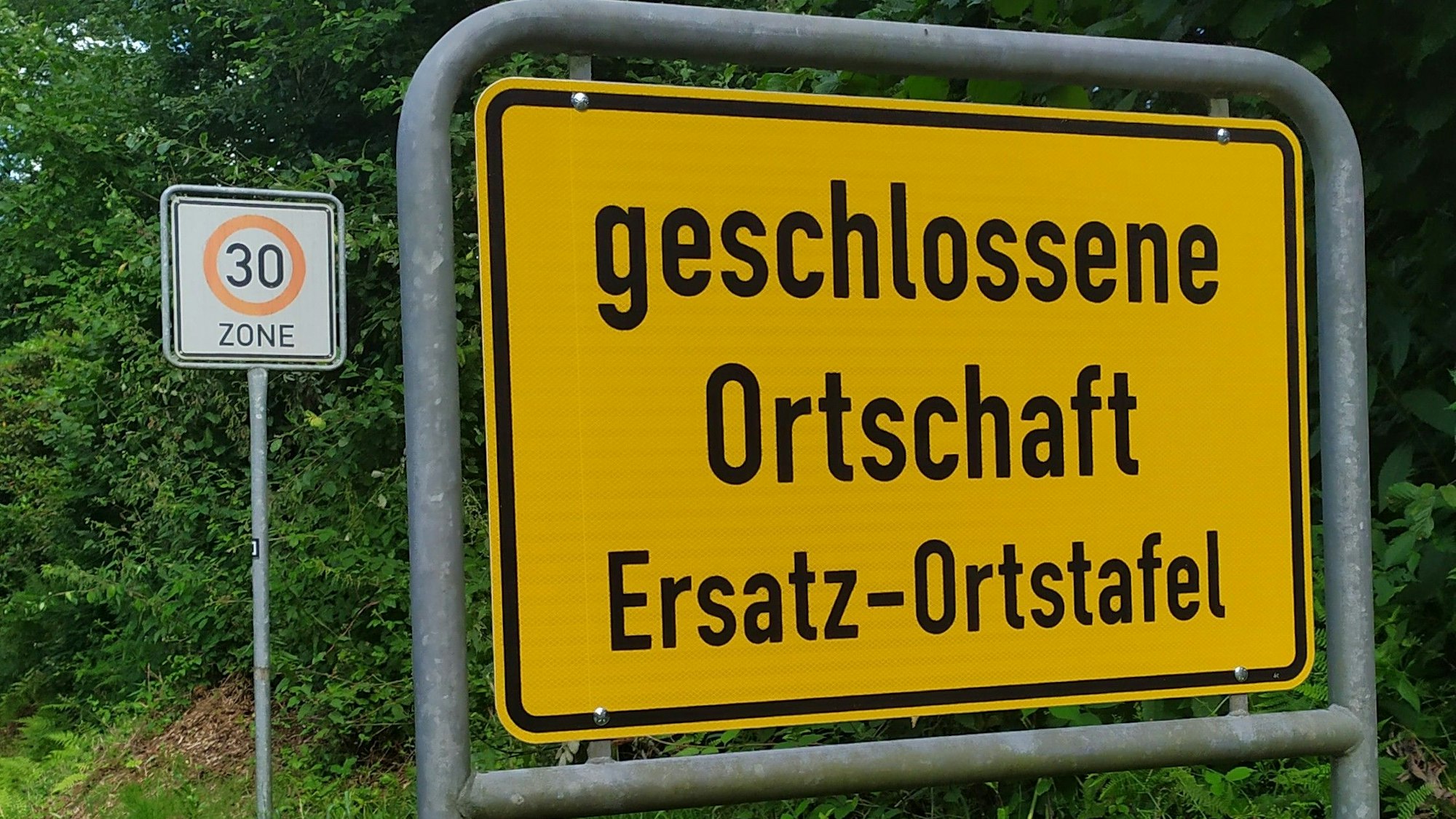 Bild eines provisorischen Ortsschildes