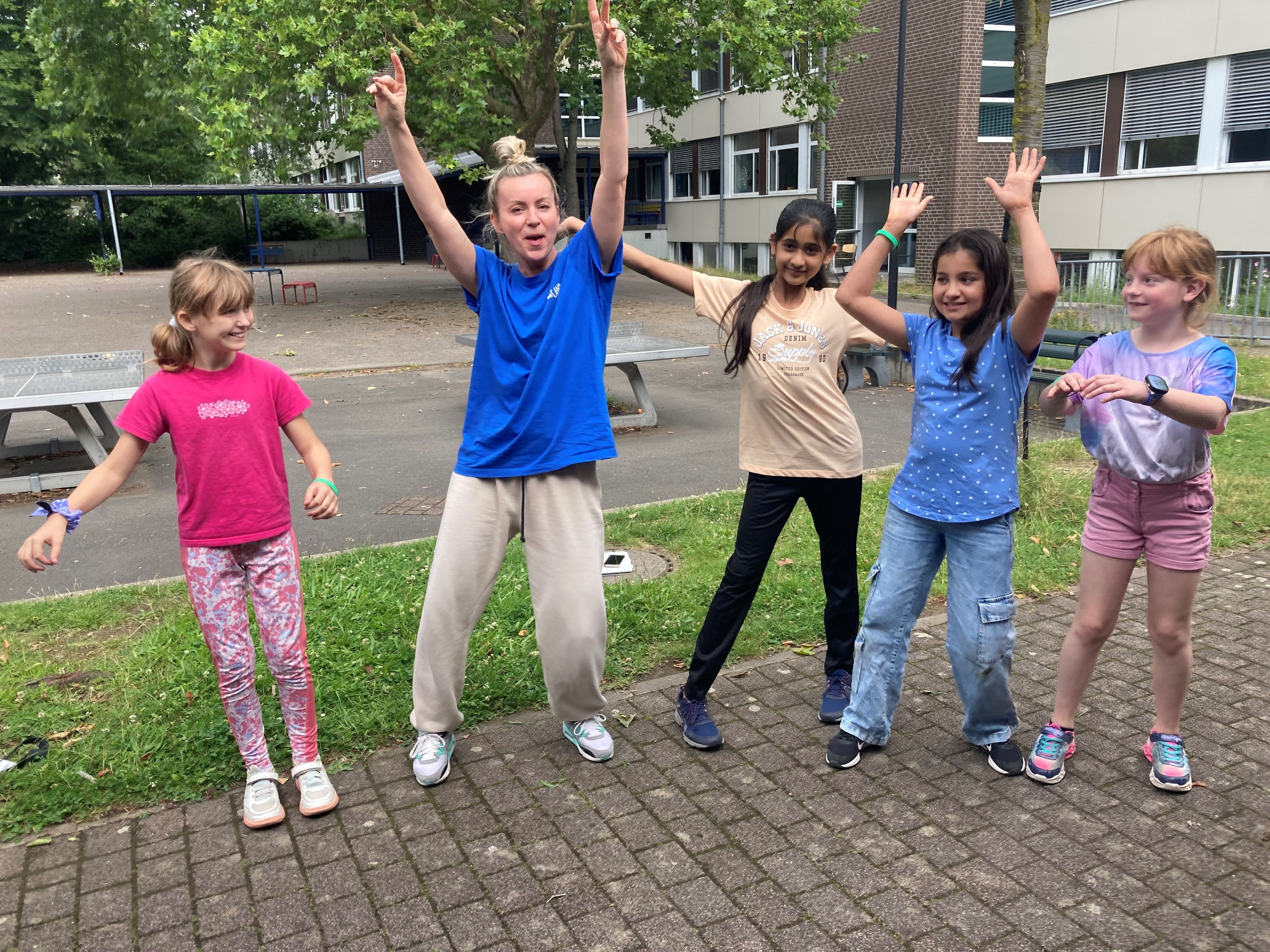 Barbora Griaudet Brieskova mit den Teilnehmerinnen ihres Tanzworkshops.