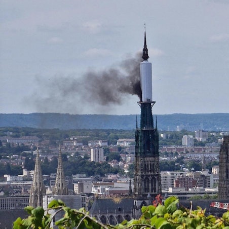 11.07.2024, Frankreich, Rouen: RECROP - Vom Turm der Kathedrale von Rouen steigt eine Rauchwolke auf. Der Bürgermeister von Rouen, Nicolas Mayer-Rossignol, sagte am Mittag auf X (ehemals Twitter), dass ein Feuer in der Kathedrale im Gange sei, und zeigte ein Foto, auf dem eine Rauchwolke von einem Gerüst um die Turmspitze aufstieg. Foto: Patrick Streiff/AFP/dpa +++ dpa-Bildfunk +++