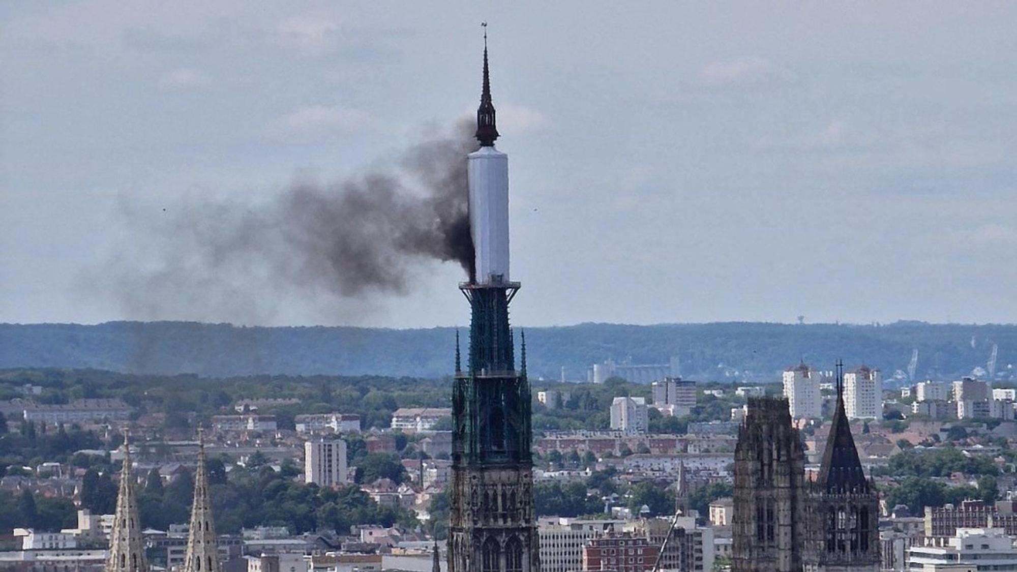 11.07.2024, Frankreich, Rouen: RECROP - Vom Turm der Kathedrale von Rouen steigt eine Rauchwolke auf. Der Bürgermeister von Rouen, Nicolas Mayer-Rossignol, sagte am Mittag auf X (ehemals Twitter), dass ein Feuer in der Kathedrale im Gange sei, und zeigte ein Foto, auf dem eine Rauchwolke von einem Gerüst um die Turmspitze aufstieg. Foto: Patrick Streiff/AFP/dpa +++ dpa-Bildfunk +++