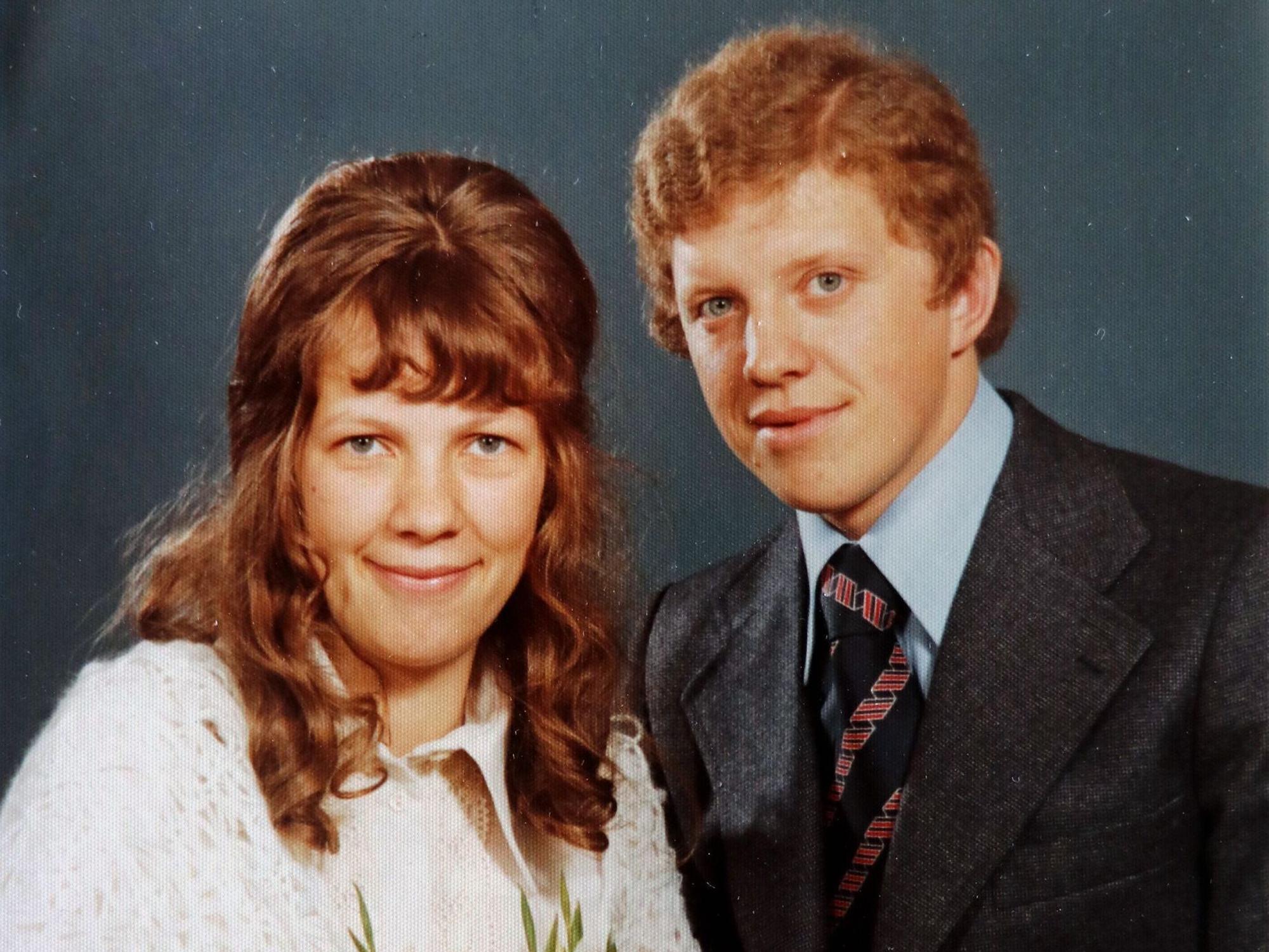 Das Foto zeigt ein Hochzeitspaar vor der standesamtlichen Hochzeit vor 50 Jahren.