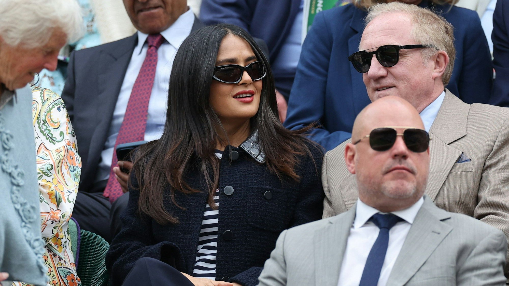 Schauspielerin Salma Hayek sitzt zusammen mit ihrem Mann, dem Manager und Milliardärssohn François-Henri Pinault, in der royalen Box.
