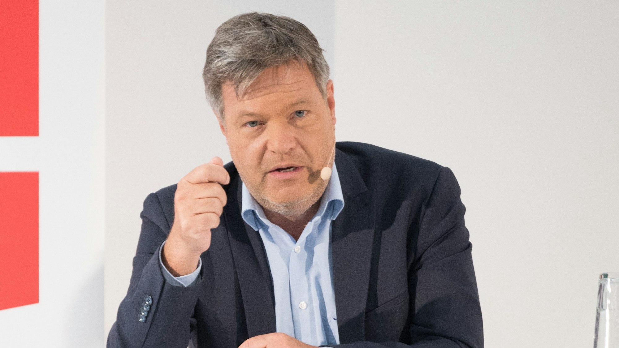 Robert Habeck (Bündnis 90/Die Grünen) spricht während des WAZ Leserdialogs im Rahmen der Sommerreise des Bundeswirtschaftsministers.