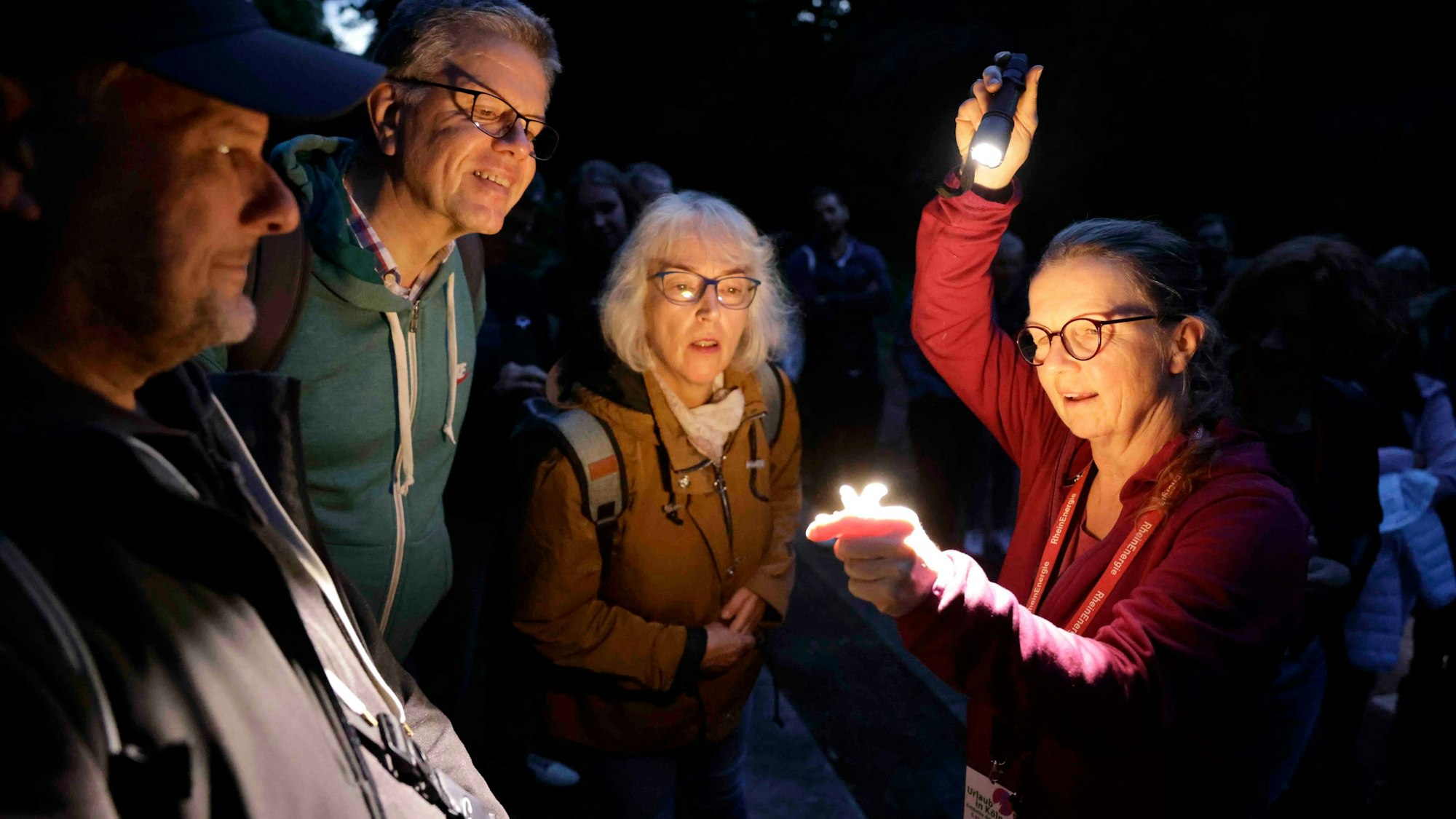Viel zu entdecken: Die Kunsthistorikerin Asja Bölke und die Fledermausspezialistin Susanne Roer erläutern Gräber und Tieren in der Stadt.