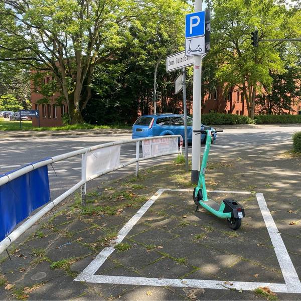 Zu sehen ist ein Parkplatz für E-Roller.