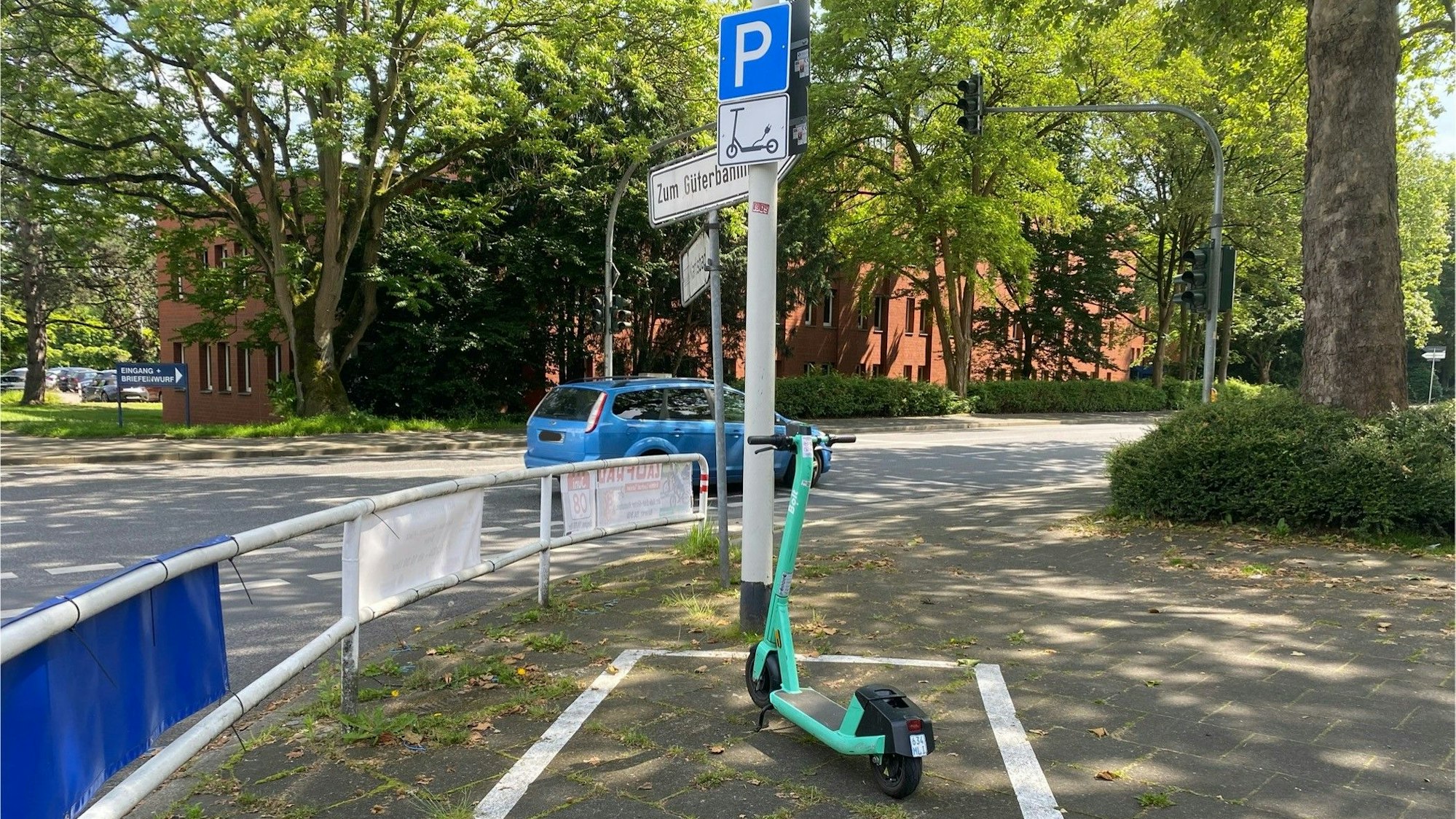 Zu sehen ist ein Parkplatz für E-Roller.