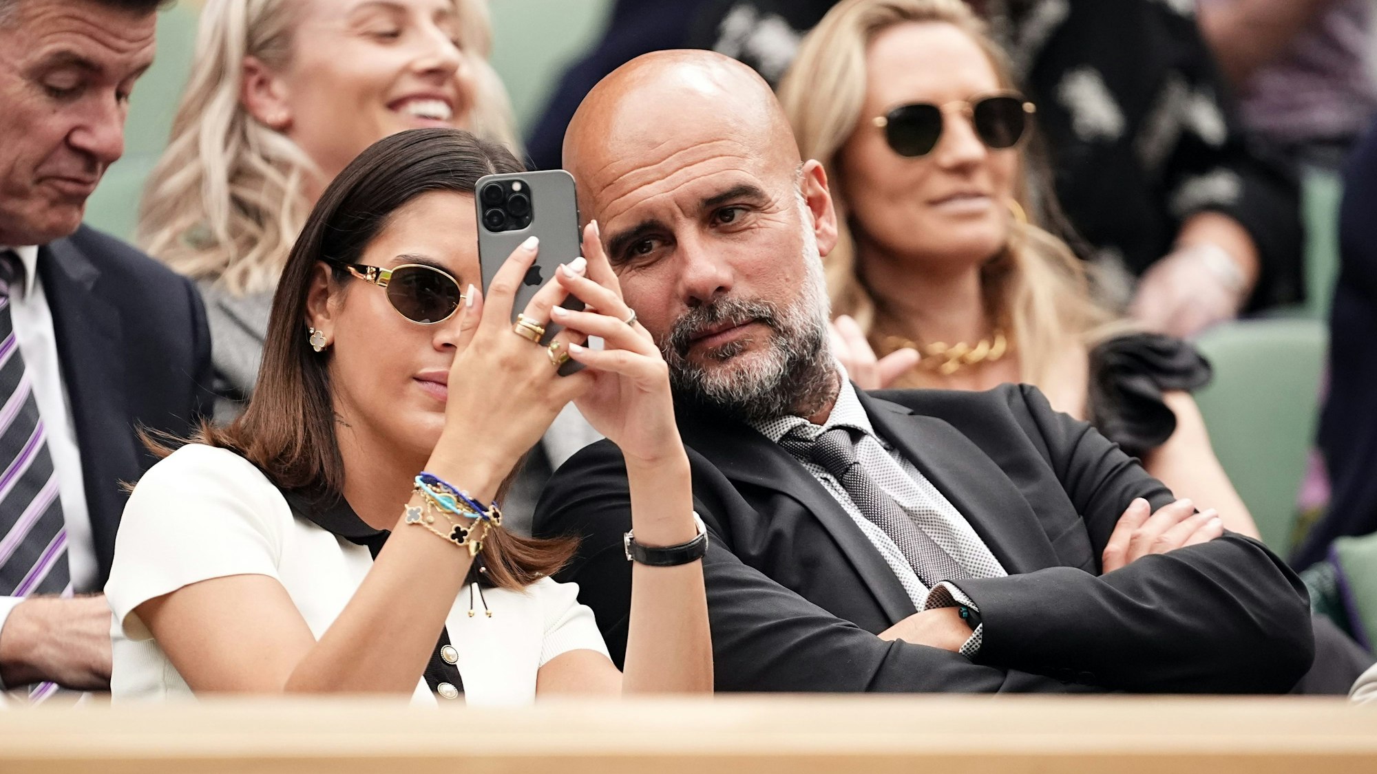 Pep Guardiola und seine Tochter Maria Guardiola sitzen in der Königsloge am sechsten Tag der Wimbledon Championships.
