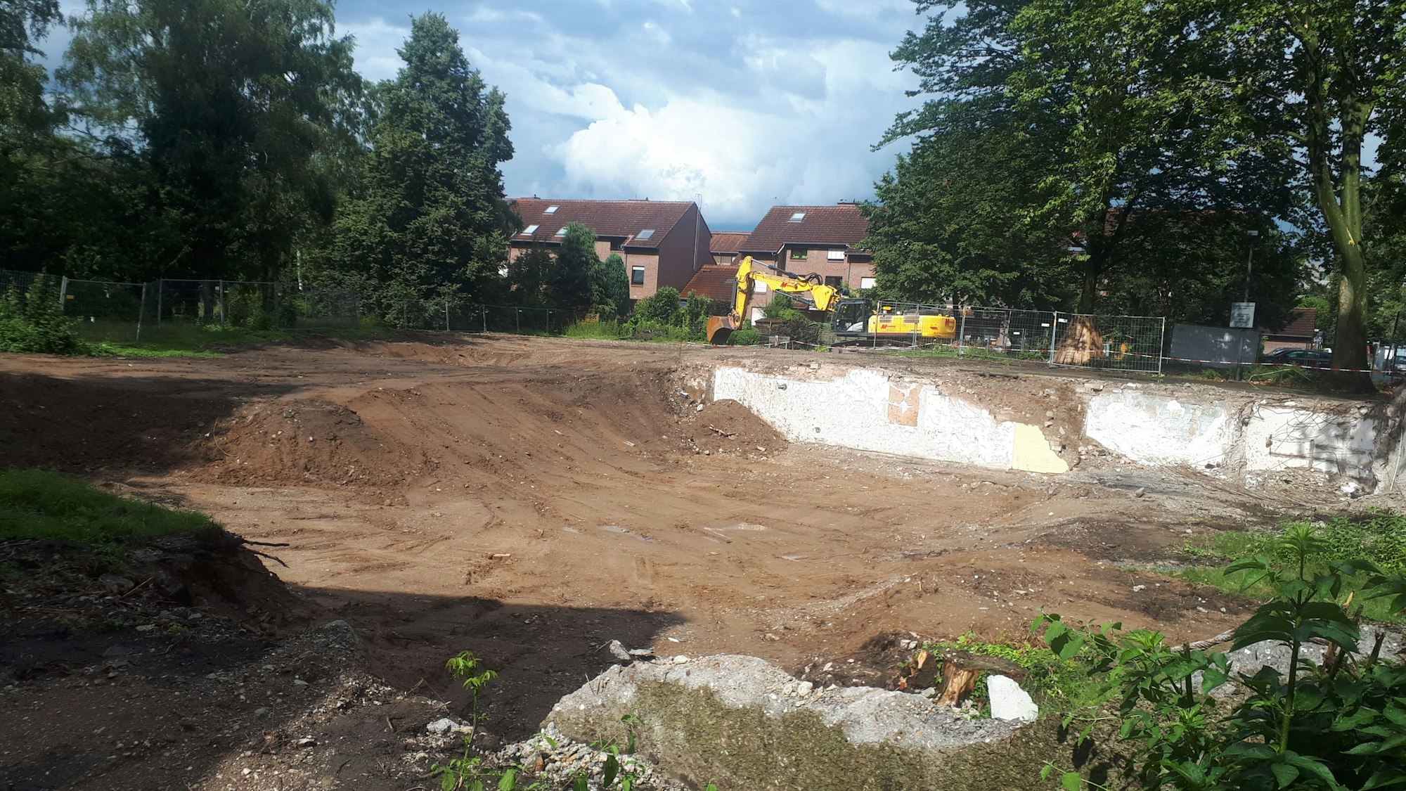 Blick auf das Baufeld der ehemaligen Petrikirche. Vier Wohngebäude sollen auf dem Areal an der Schlenderhaner Straße 30 entstehen.