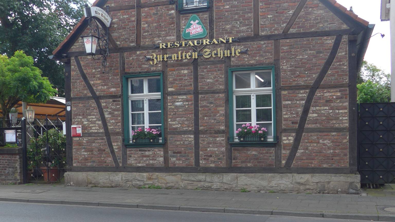 Sascha Halm führt das Gasthaus Alte Schule in Köln-Brück