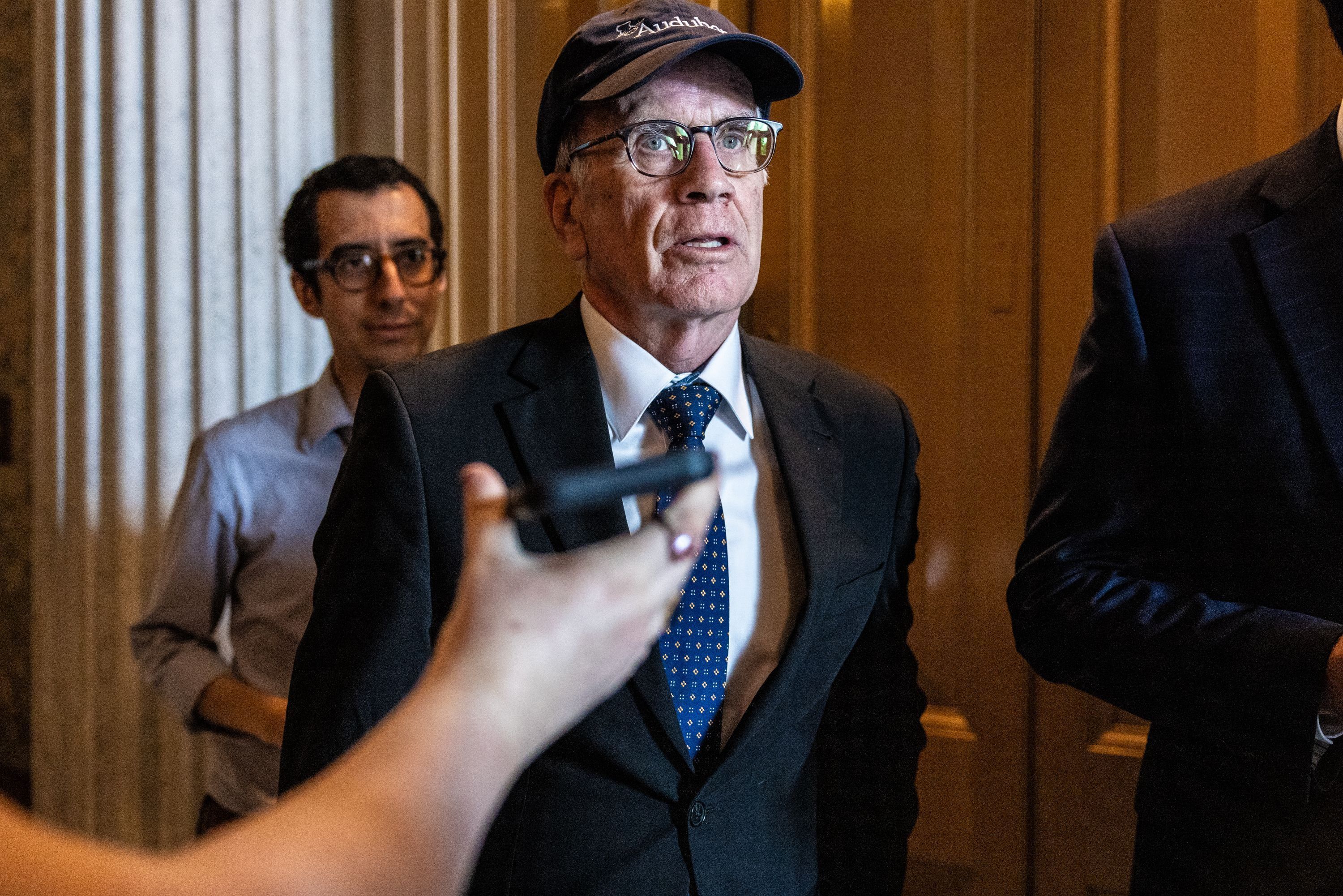 Peter Welch, US-Senator aus Vermont wird von Reportern zu Joe Bidens Präsidentschaftskandidatur befragt.