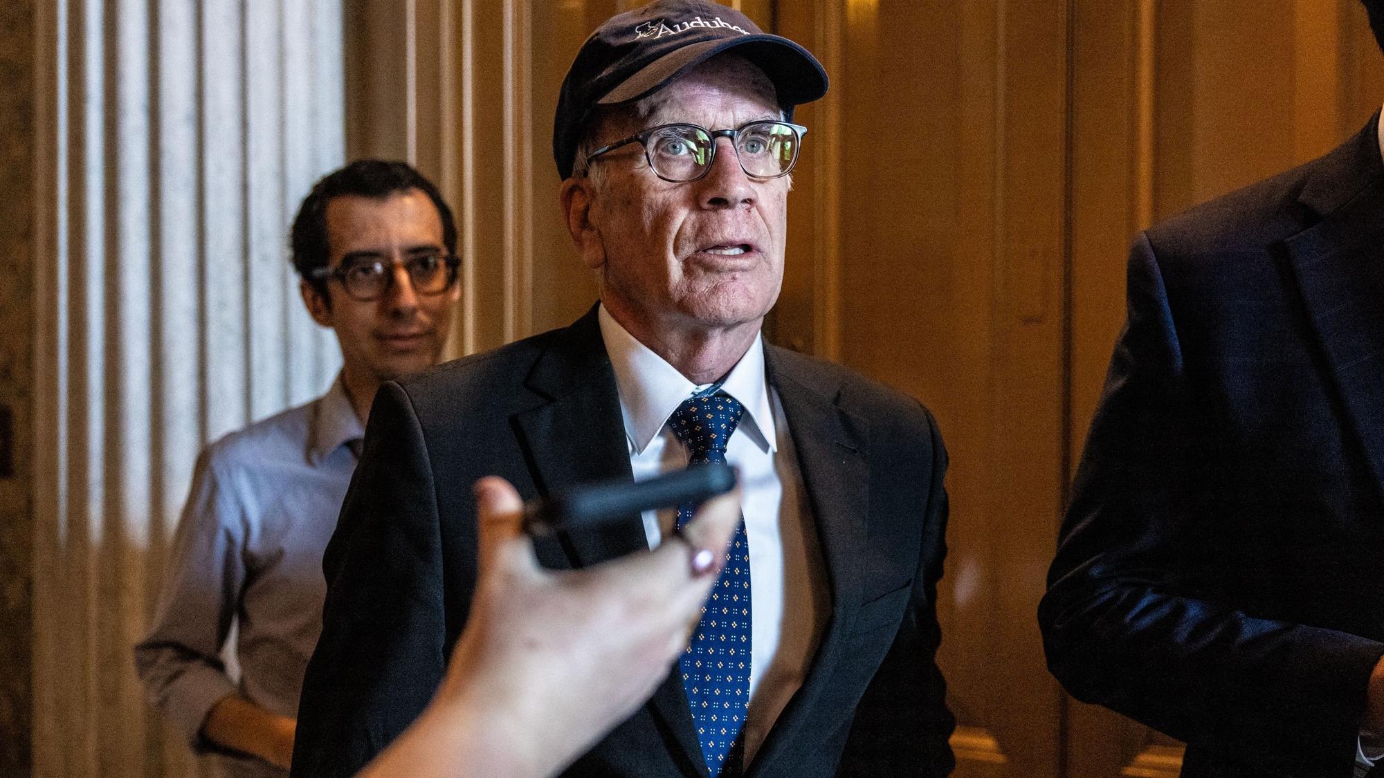 Peter Welch, US-Senator aus Vermont wird von Reportern zu Joe Bidens Präsidentschaftskandidatur befragt.
