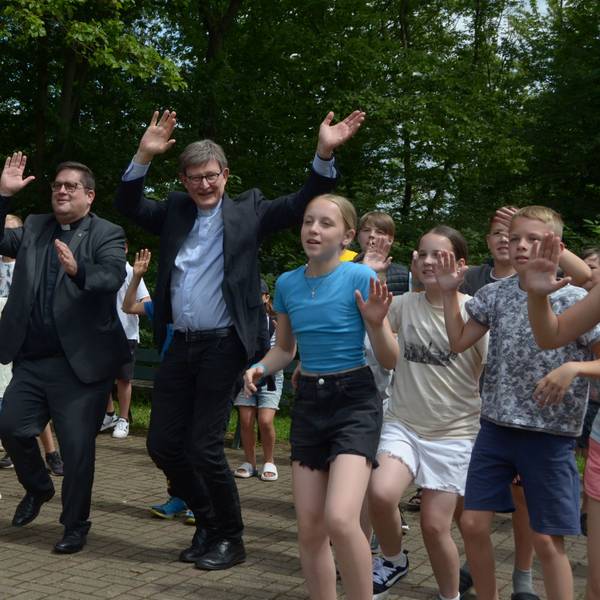 Die Gruppe beim Tanz, mittendrin die beiden Geistlichen.