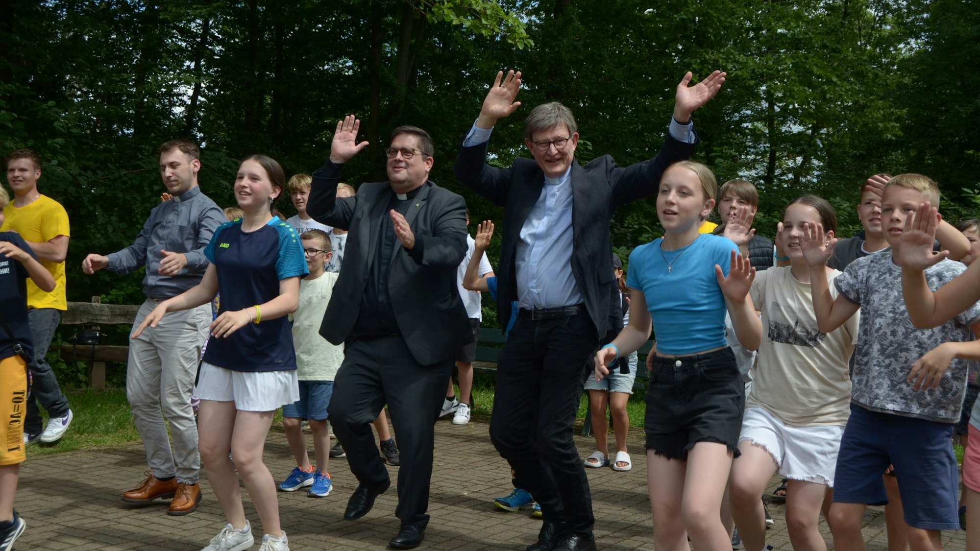 Die Gruppe beim Tanz, mittendrin die beiden Geistlichen.