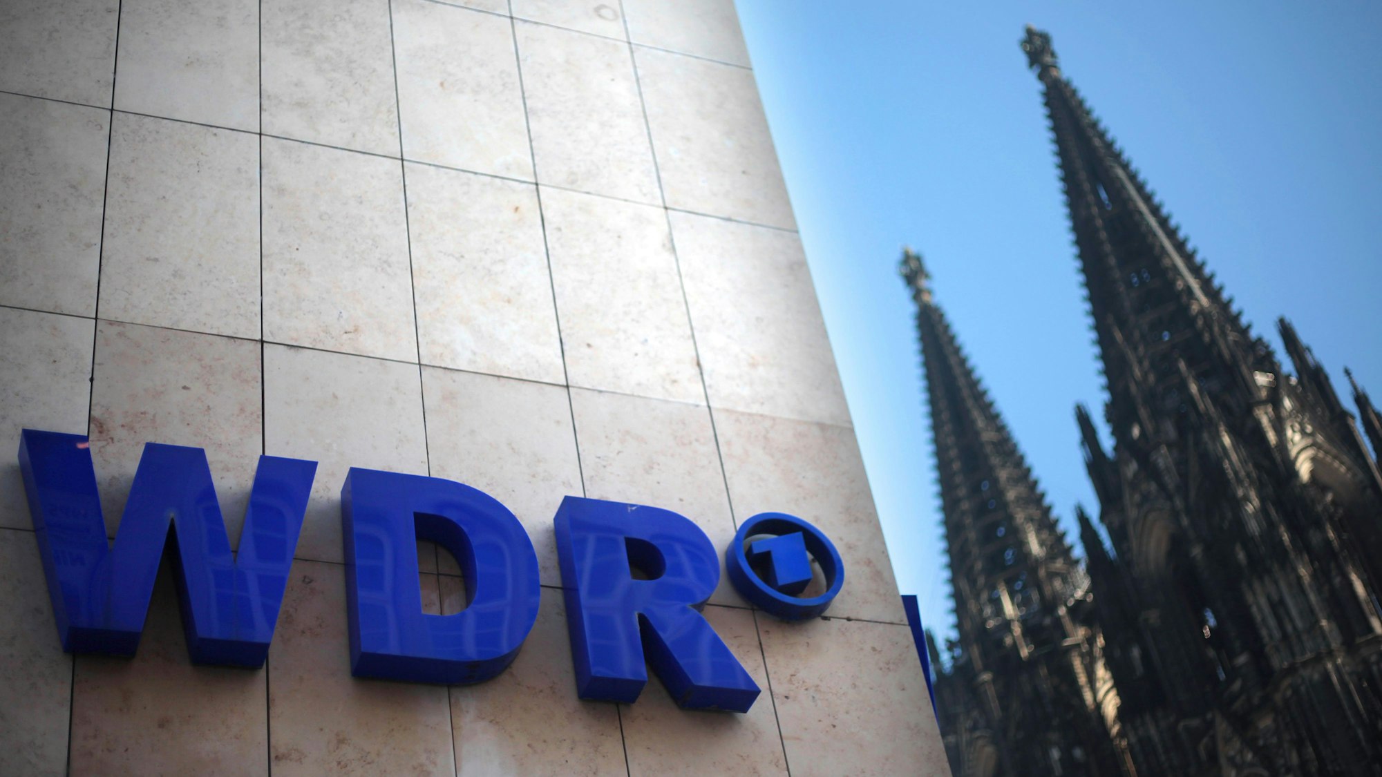 Der WDR (Westdeutscher Rundfunk) mit Dom in Köln.