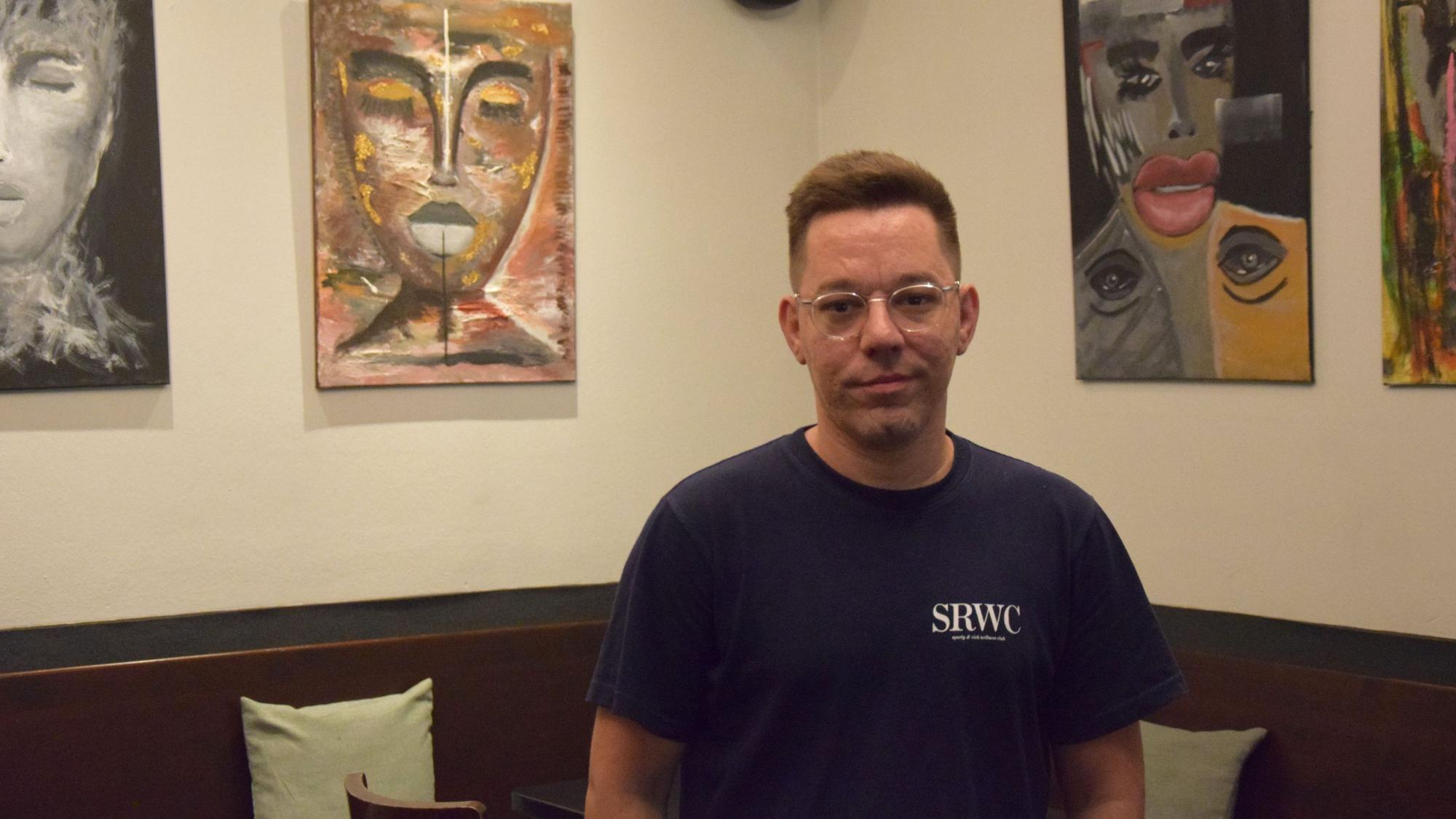 Fabio Dal Pos ist Künstler aus Sülz und hat für seinen sehr plötzlich verstorbenen Künstler-Freund Dino eine Ausstellung im Palanta ermöglicht.