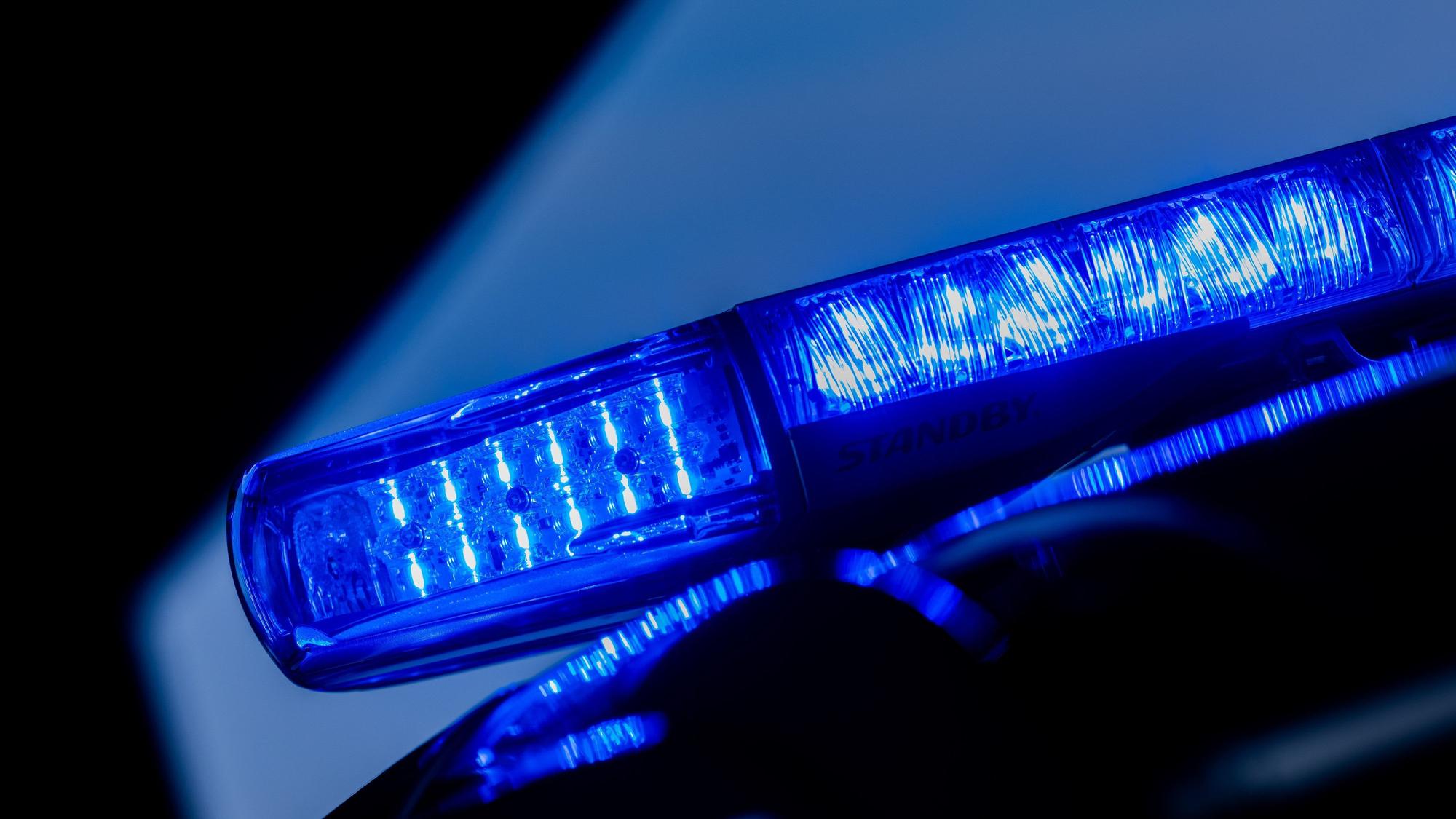 Düsseldorf: Ein leuchtendes Blaulicht auf einem Einsatzfahrzeug.