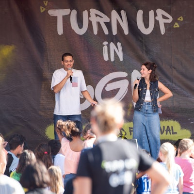 Zwei Jugendliche stehen auf einer Bühne,