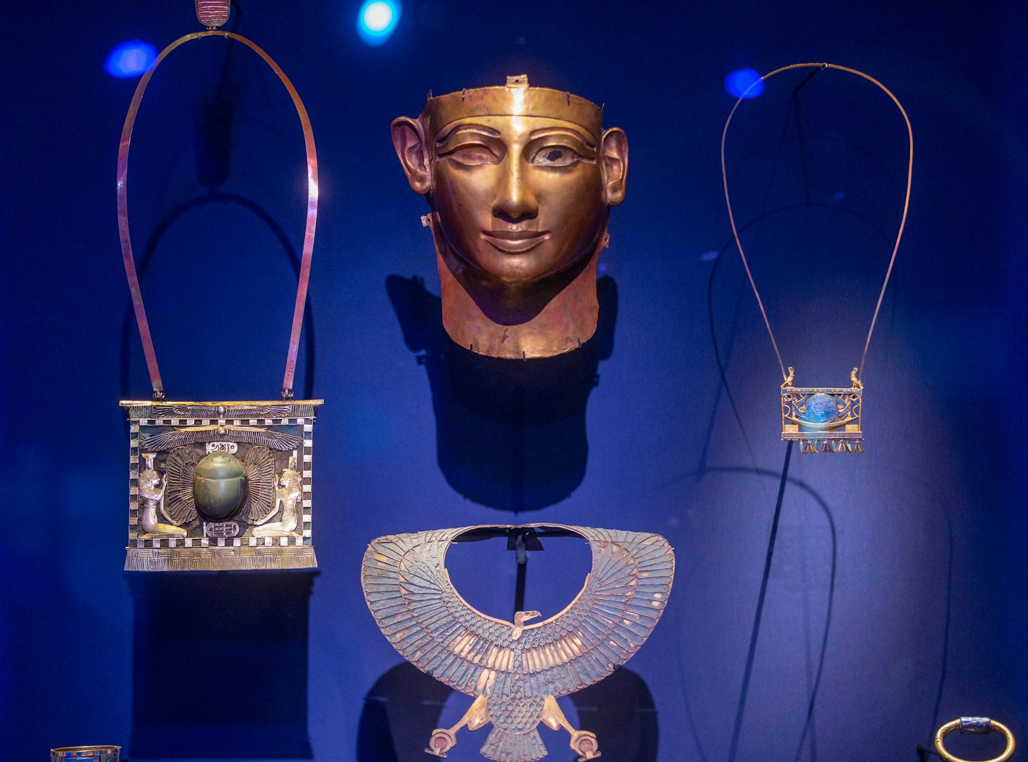 Edler Schmuck und kostbare Masken sind in der Ausstellung zu sehen.