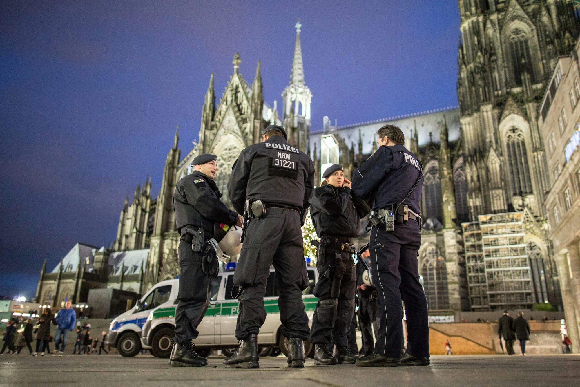 Nordrhein-Westfalen, Köln: Polizisten stehen vor dem Hauptbahnhof neben dem Kölner Dom.