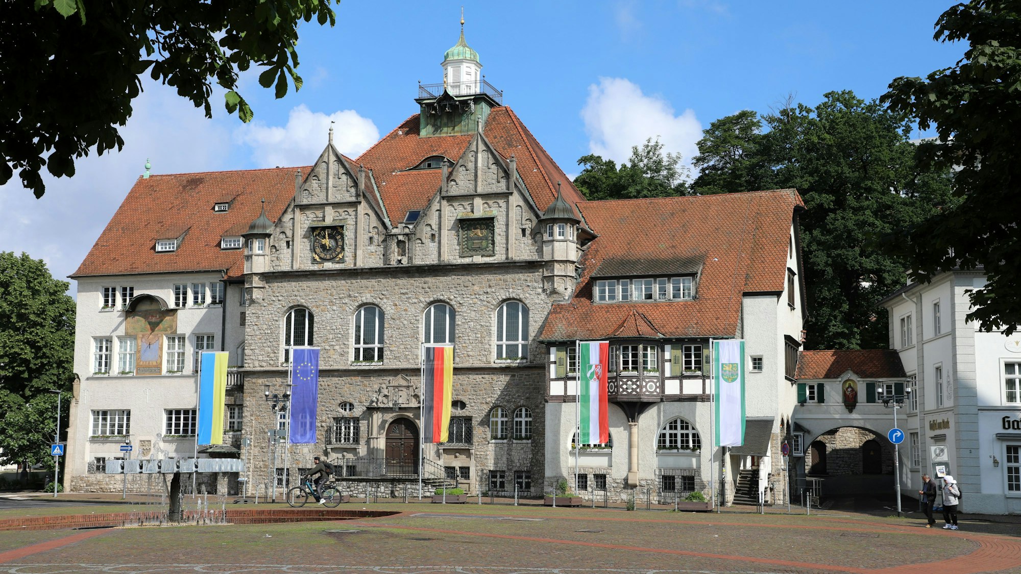 Das Rathaus in Bergisch Gladbach am Konrad-Adenauer-Platz.