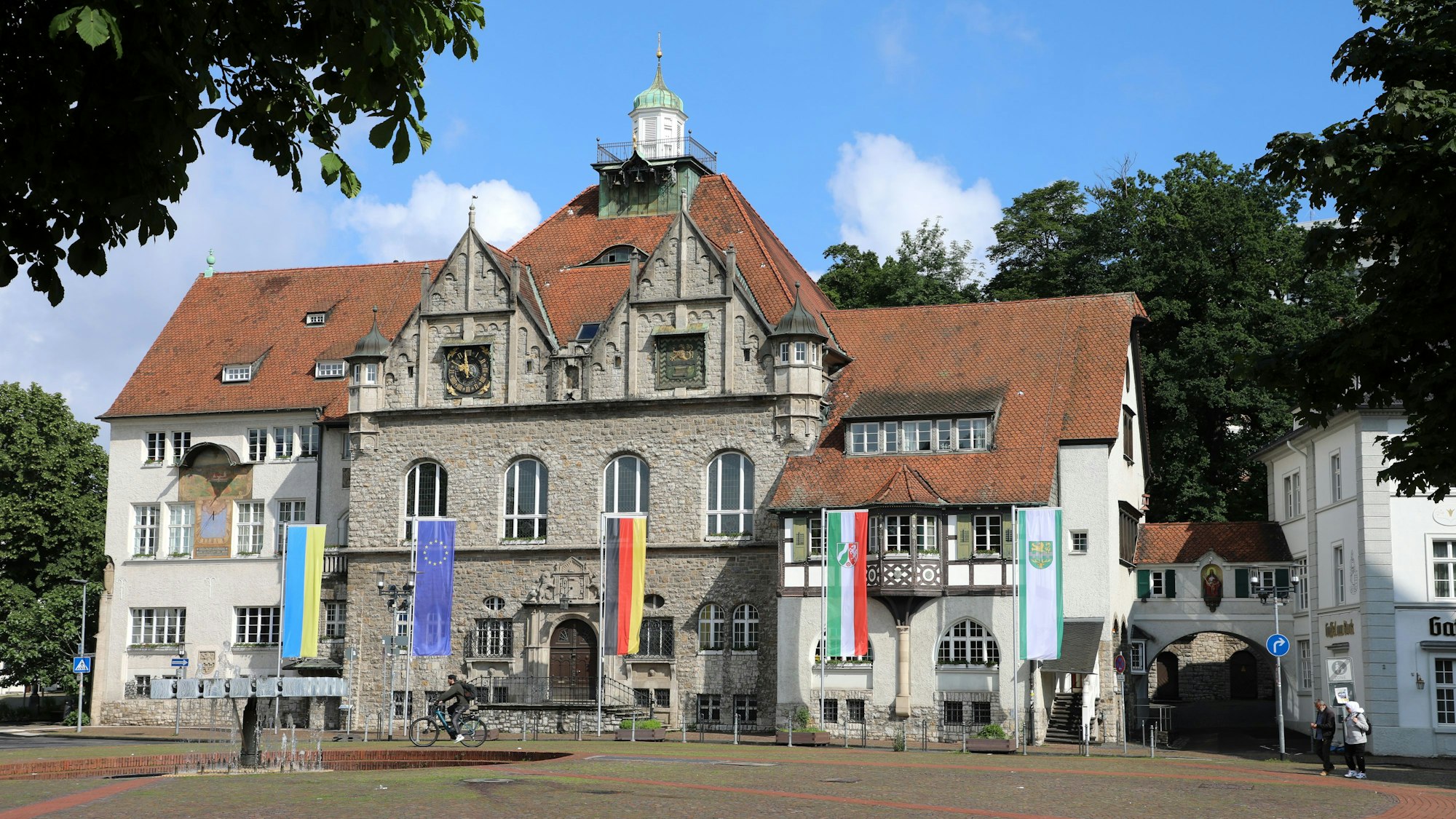Die Verwaltungsspitze im Bergisch Gladbach Rathaus sortiert sich neu.