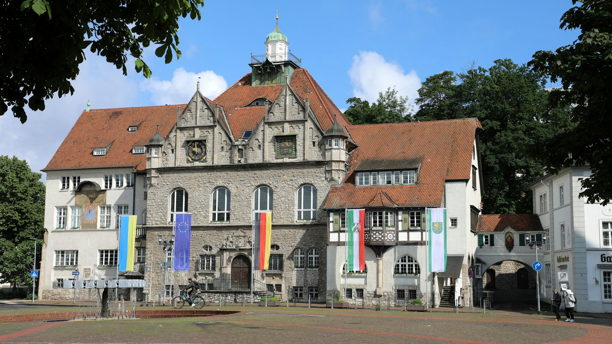 Wer wird im Herbst nächsten Jahres im Bergisch Gladbacher Rathaus das Sagen haben - die Parteien suchen Bürgermeisterkandidaten.