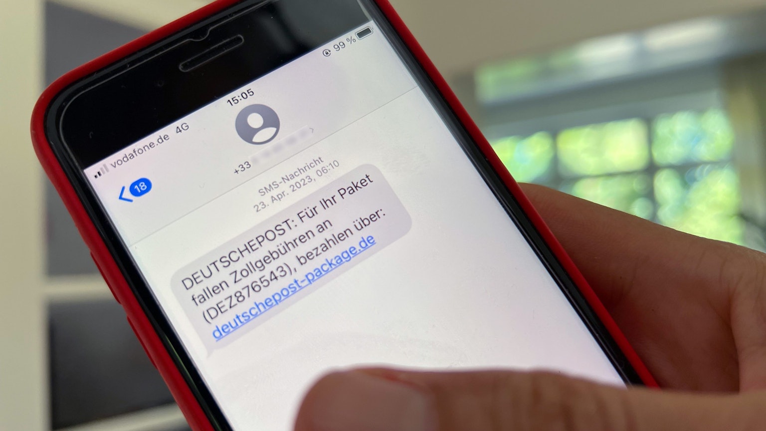 In einer Betrugs-SMS mit Auslandsvorwahl fordert ein als Paketdienstleister getarnter Krimineller dazu auf, einen Link anzuklicken, über den man seine persönlichen Daten eingeben soll.