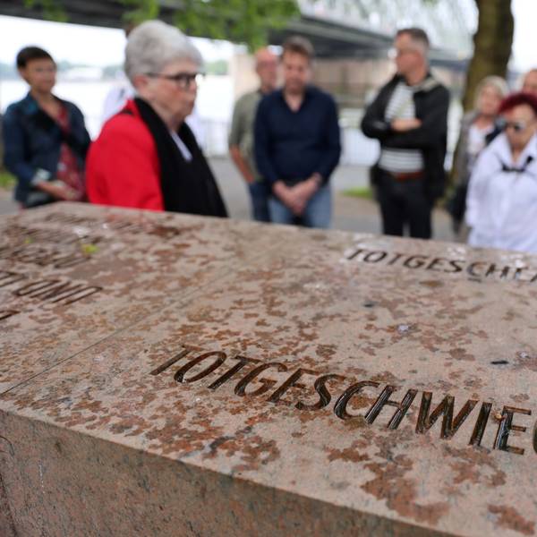 Erster Stopp der queeren Stadtführung ist das Mahnmal für die schwulen und lesbischen Opfer des Nationalsozialismus in Köln.