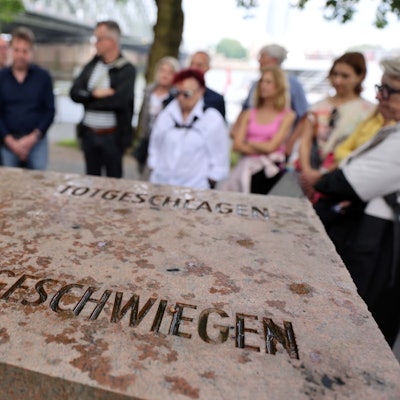 Erster Stopp der queeren Stadtführung ist das Mahnmal für die schwulen und lesbischen Opfer des Nationalsozialismus in Köln.