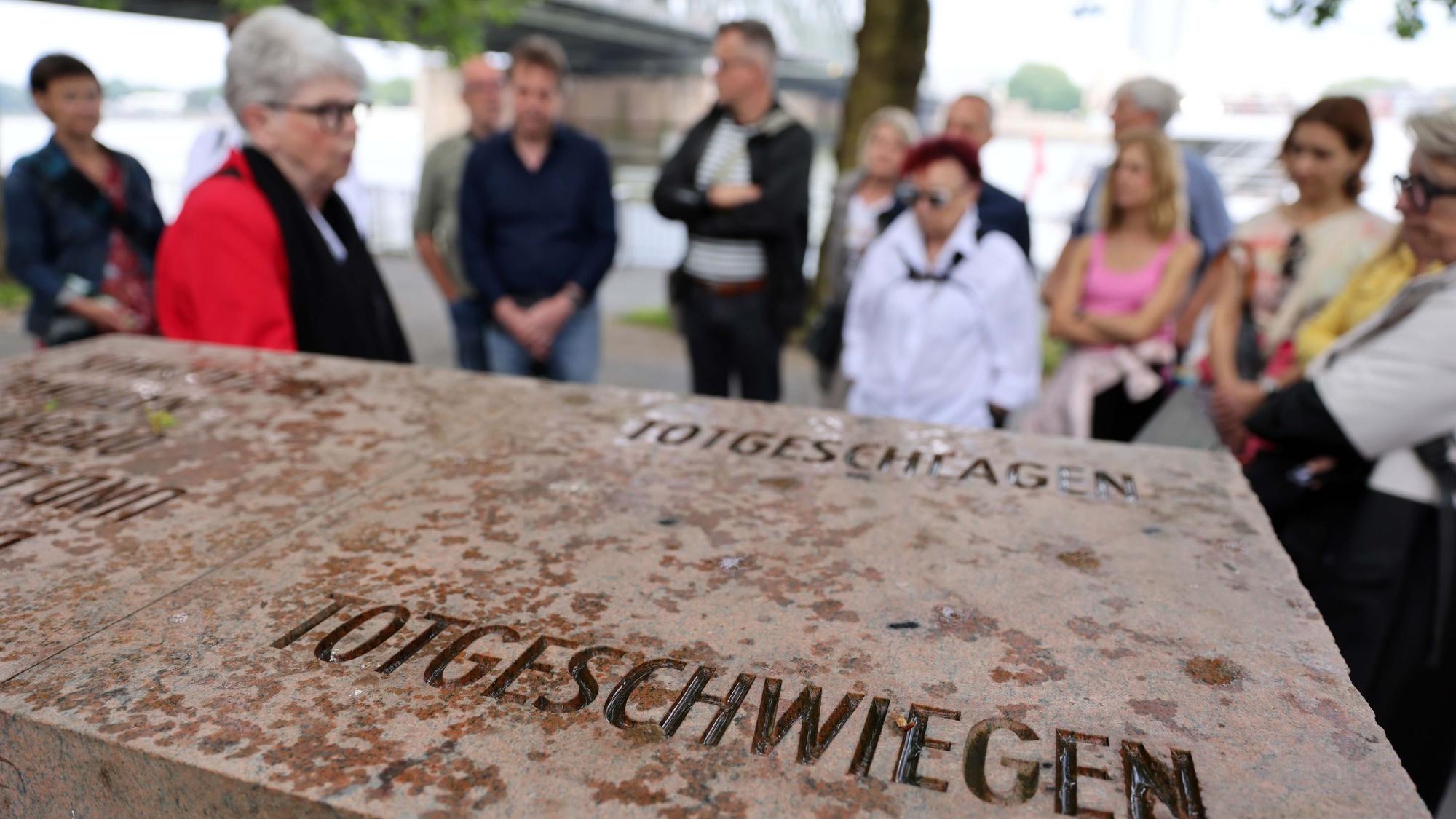 Erster Stopp der queeren Stadtführung ist das Mahnmal für die schwulen und lesbischen Opfer des Nationalsozialismus in Köln.