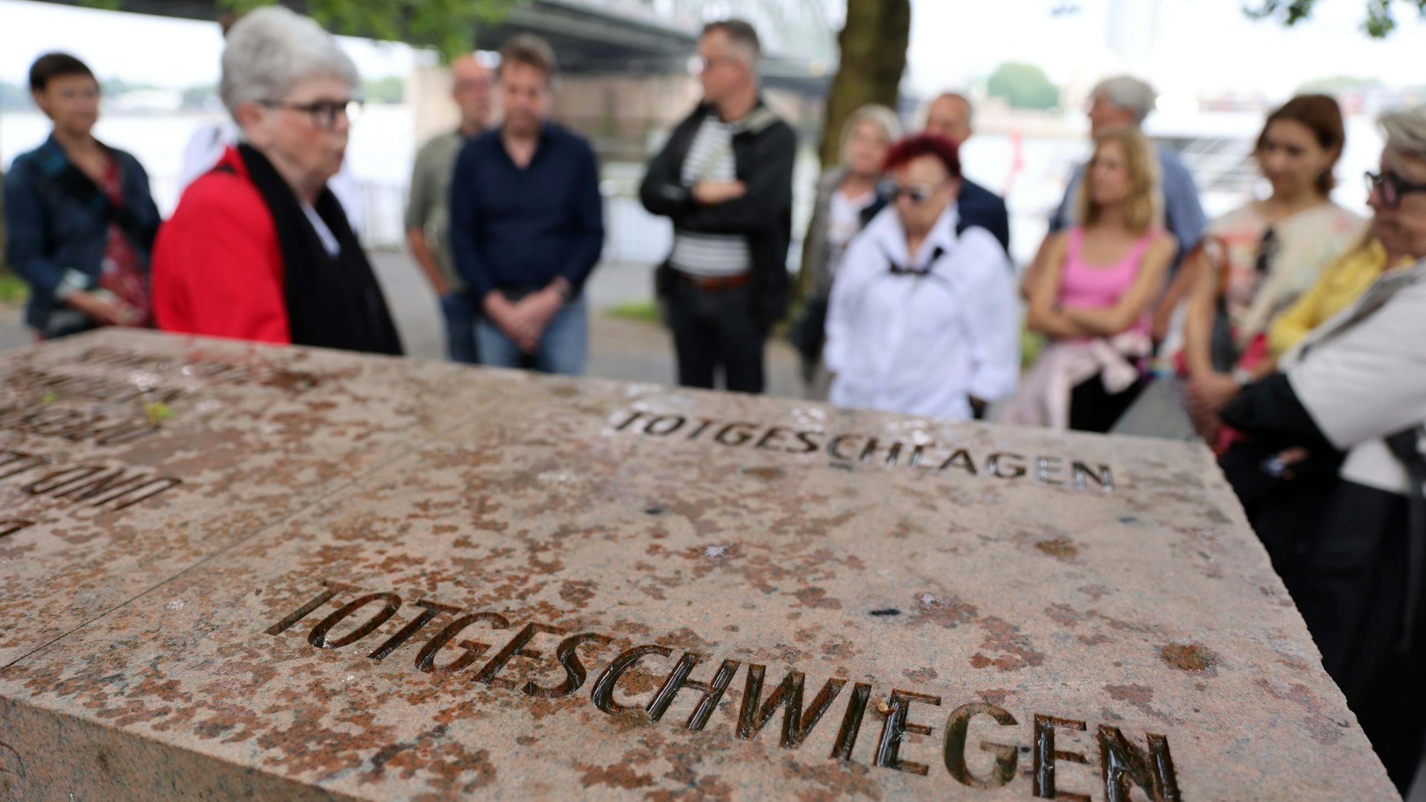 Erster Stopp der queeren Stadtführung ist das Mahnmal für die schwulen und lesbischen Opfer des Nationalsozialismus in Köln.