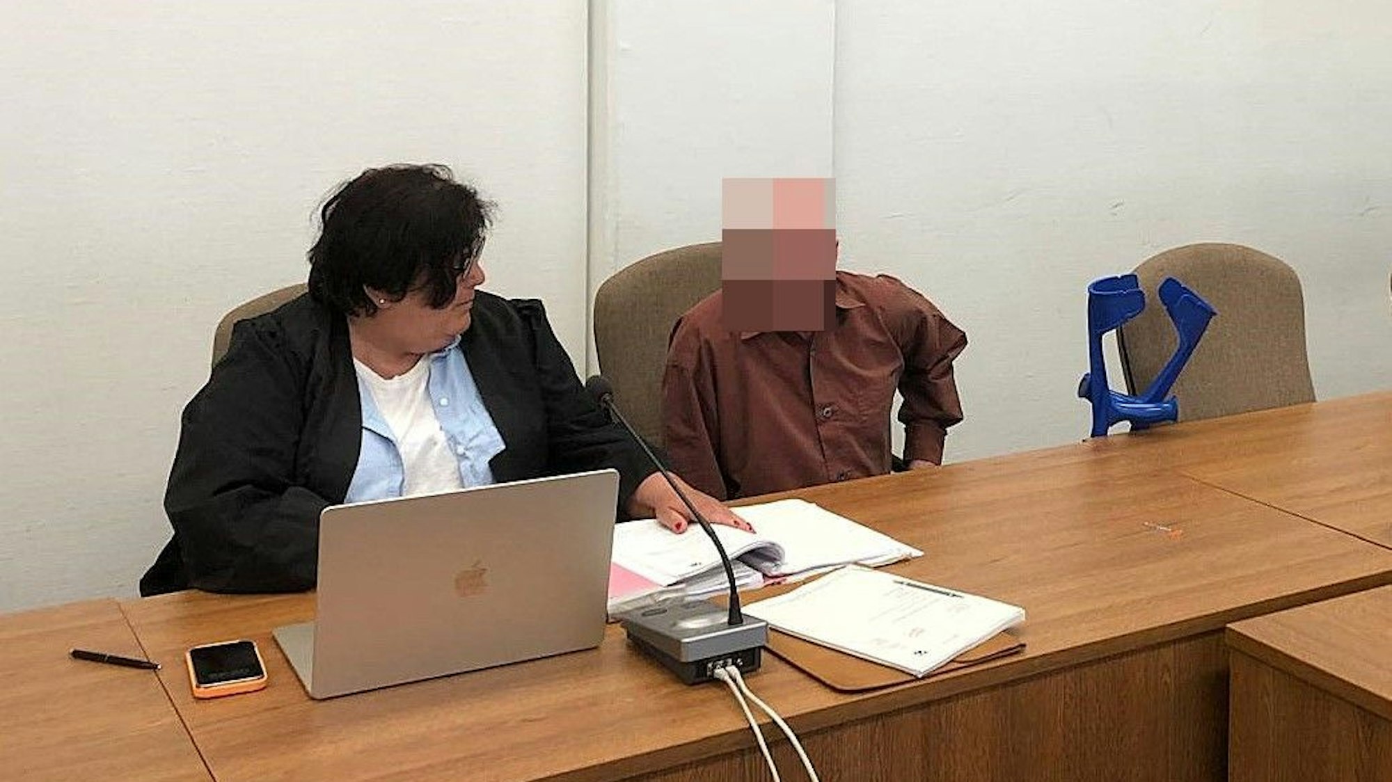 Der Angeklagte zum Prozessauftakt im Gerichtssaal.