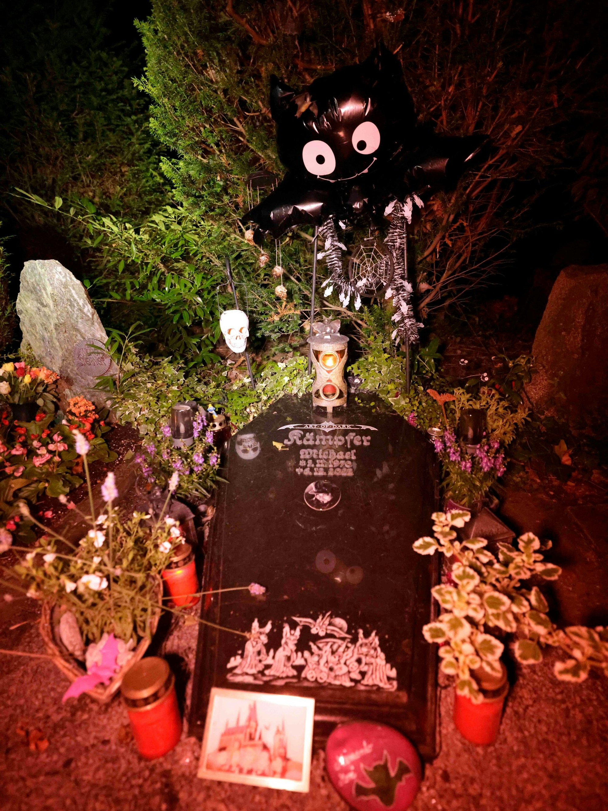 Krasse Gegensätze: Das Gruftie-Grab.