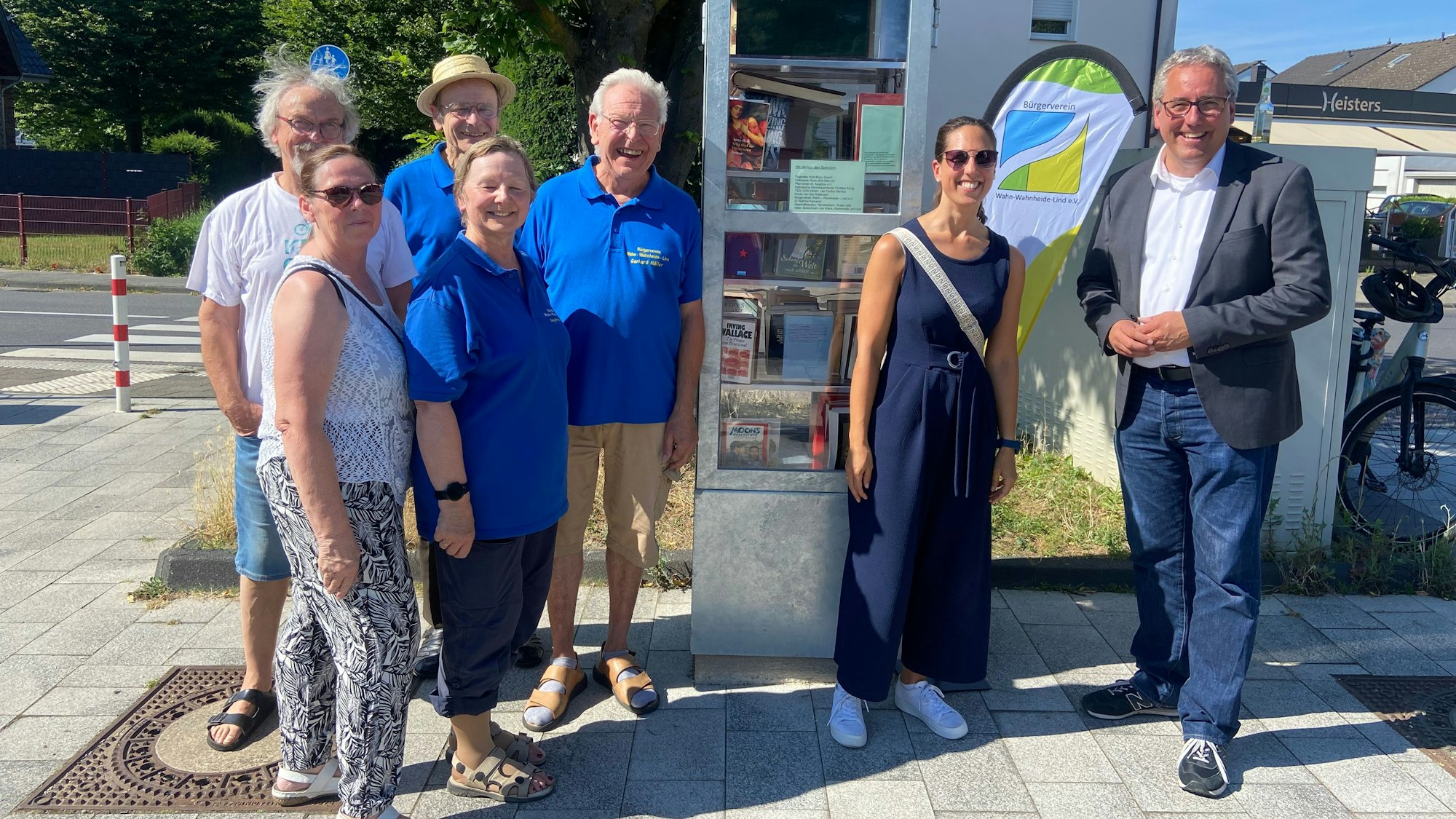 Gerhard Möller (Mitte), Mitglieder des Bürgervereins und viele Unterstützer vor dem neuen Linder Bücherschrank.