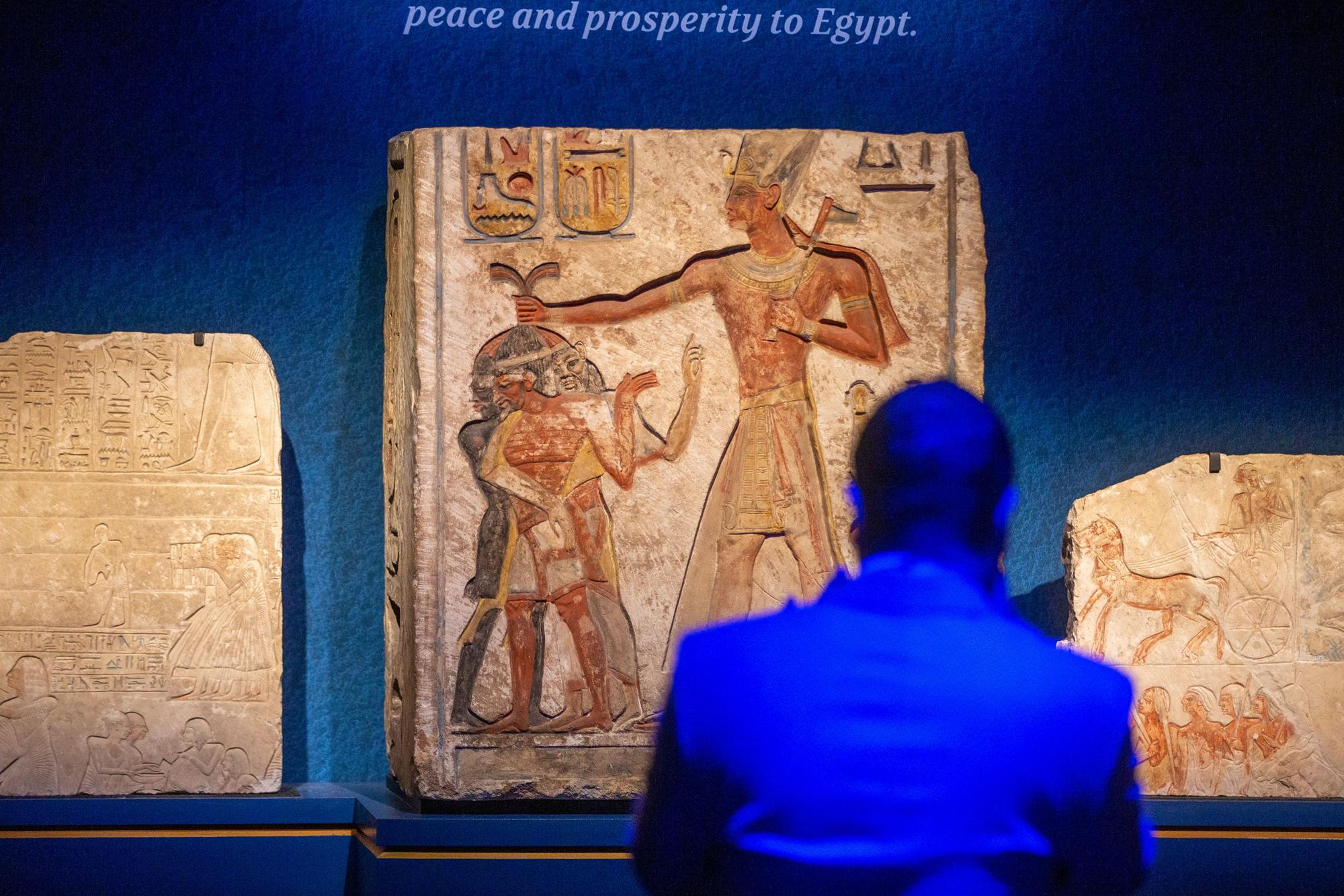 Wandmalereien zeigen Ramses II. als starken Herrscher, der die Feinde Ägyptens besiegt.