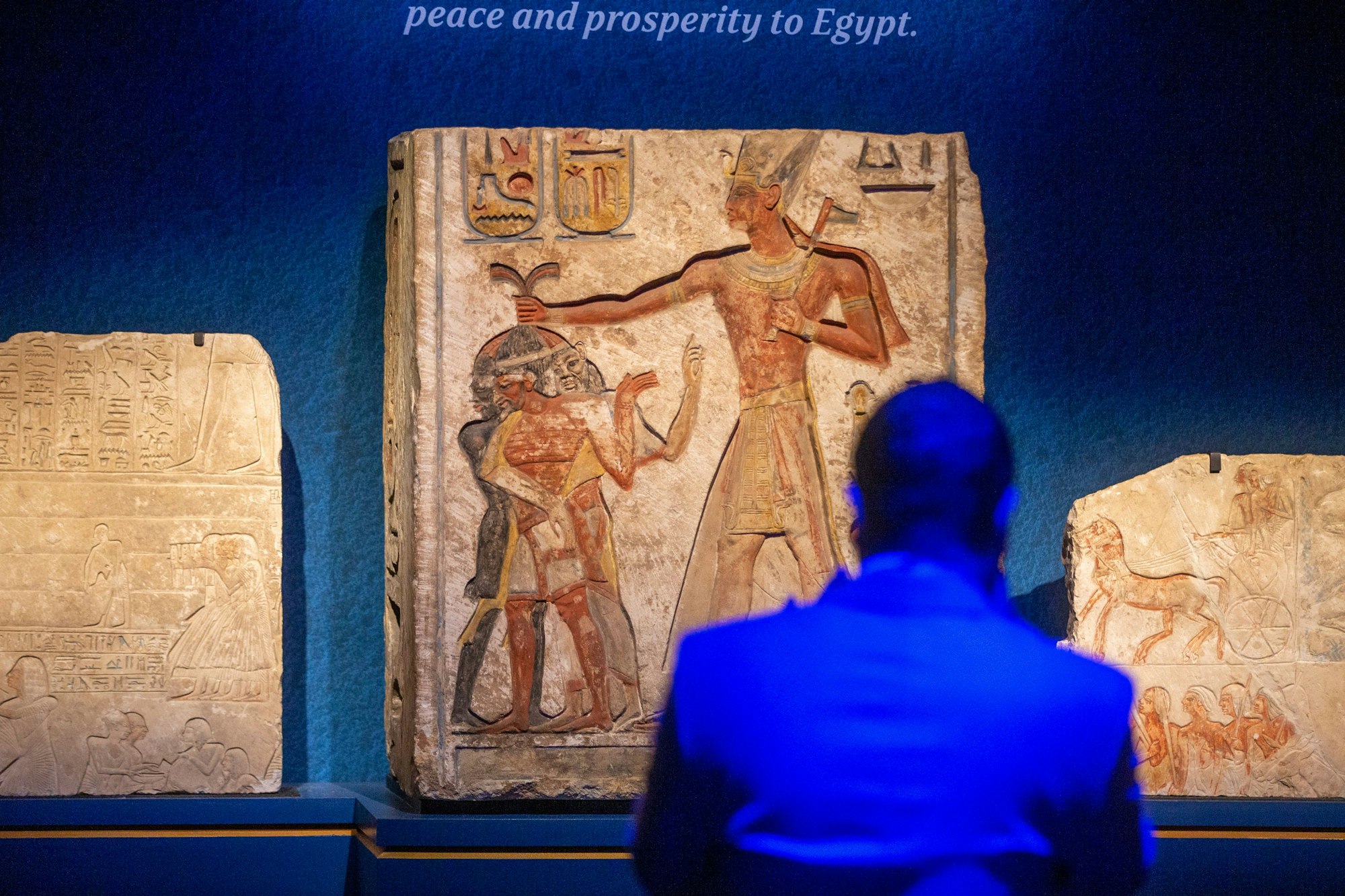 Wandmalereien zeigen Ramses II. als starken Herrscher, der die Feinde Ägyptens besiegt.