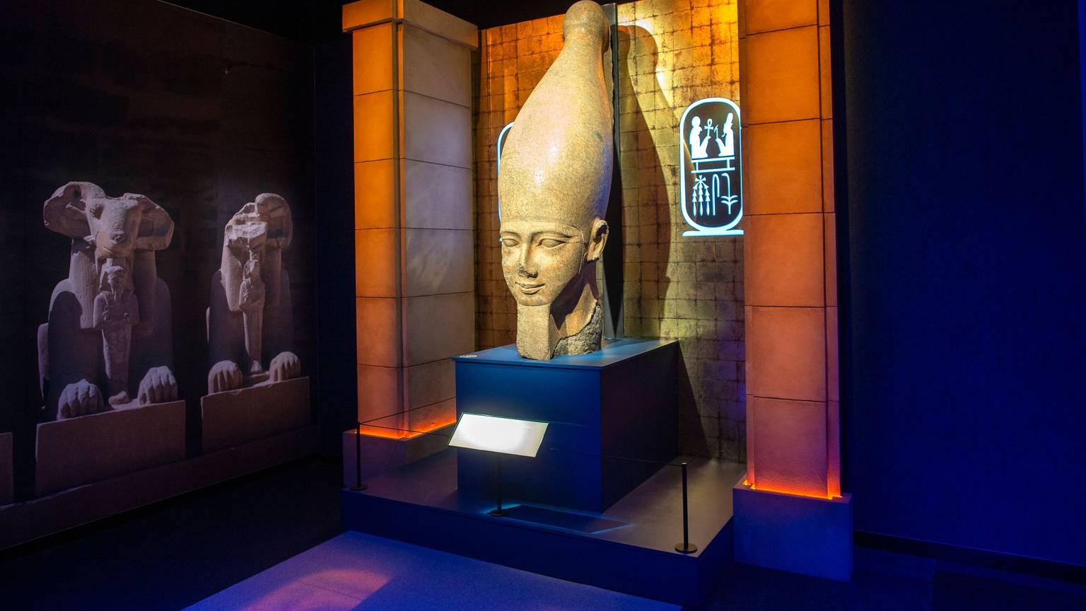 Die Ausstellung „Ramses und das Gold der Pharaonen“ ist ab dem 13. Juni 2024 in Köln zu sehen. Herzstück ist der echte Sarkophag von Ramses II. Alle Objekte stammen aus Museen und historischen Stätten in Ägypten. Im Bild: die Kolossalstatue von Ramses II.