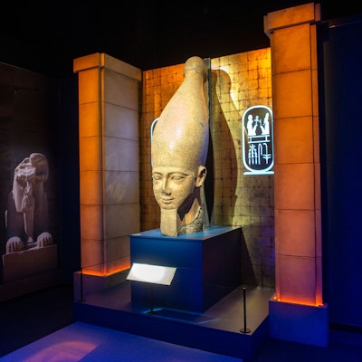 Die Ausstellung „Ramses und das Gold der Pharaonen“ ist ab dem 13. Juni 2024 in Köln zu sehen. Herzstück ist der echte Sarkophag von Ramses II. Alle Objekte stammen aus Museen und historischen Stätten in Ägypten. Im Bild: die Kolossalstatue von Ramses II.